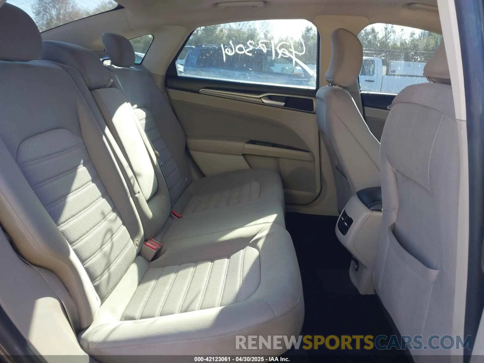 8 fotografías del automóvil dañado 3FA6P0LU6KR264045 FORD FUSION HYBRID 2019