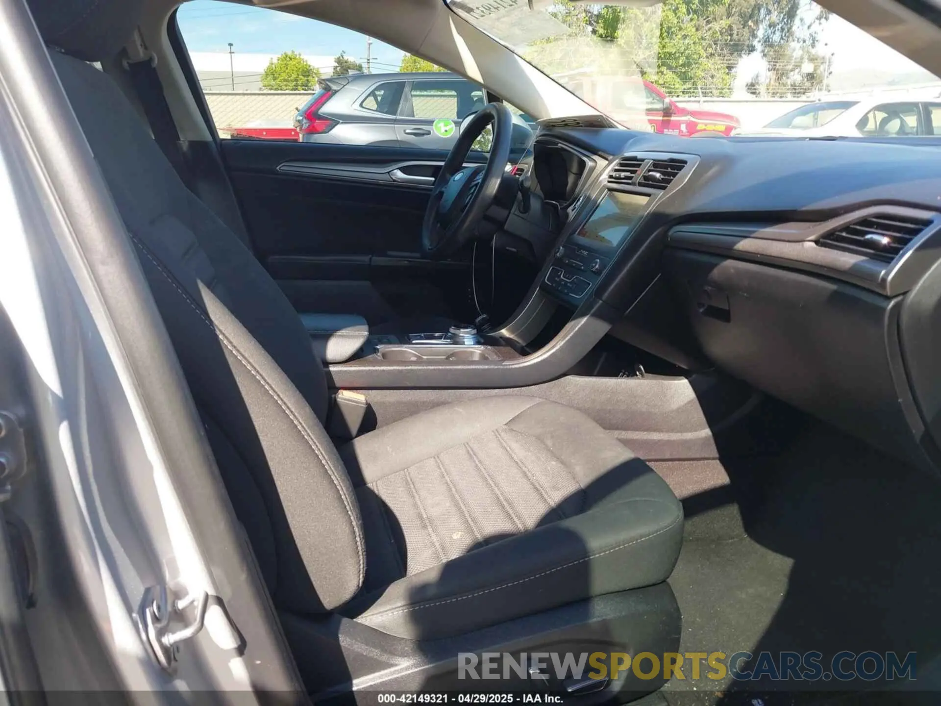 5 fotografías del automóvil dañado 3FA6P0LU7KR137840 FORD FUSION HYBRID 2019