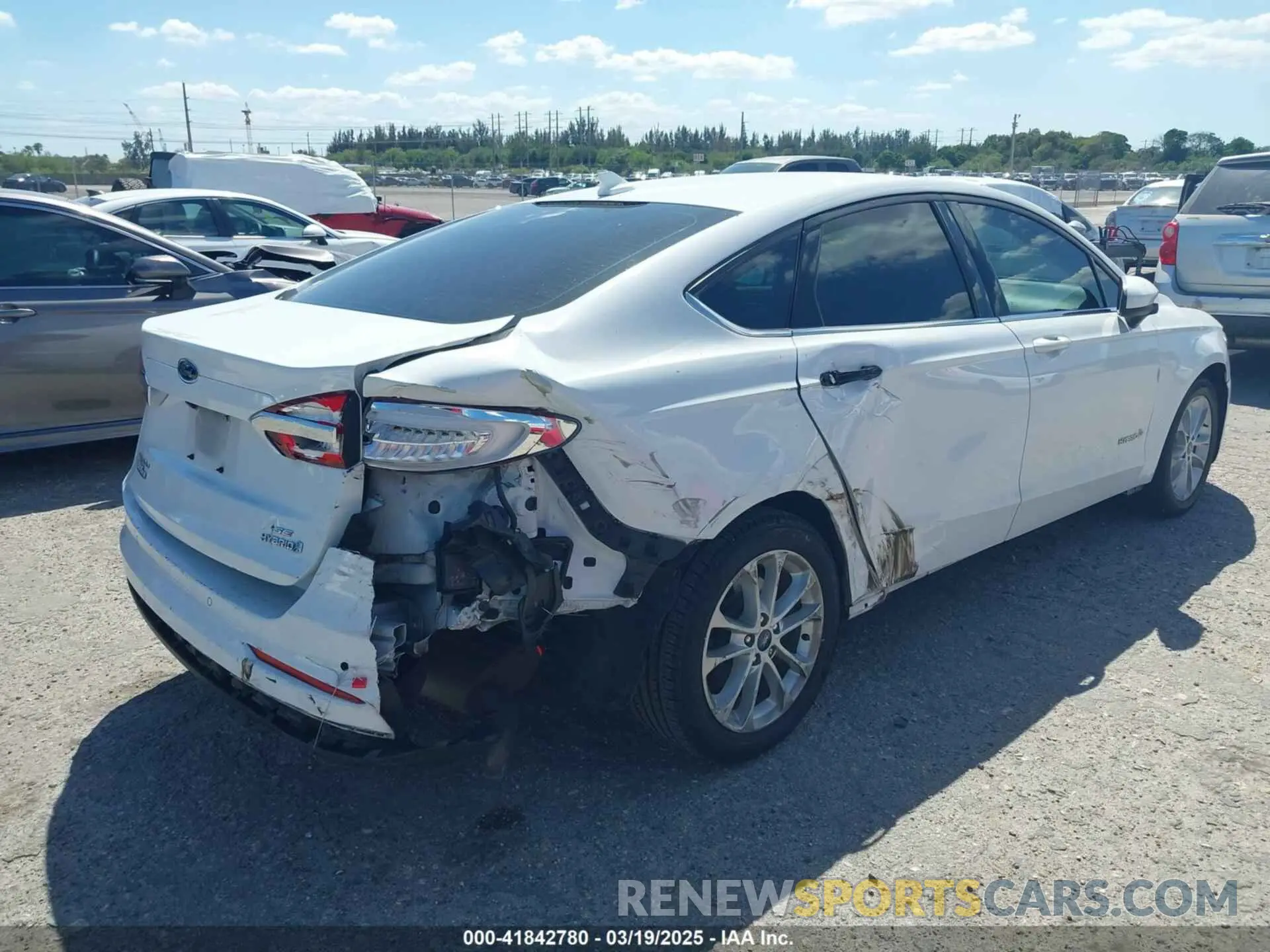4 fotografías del automóvil dañado 3FA6P0LU9KR217740 FORD FUSION HYBRID 2019