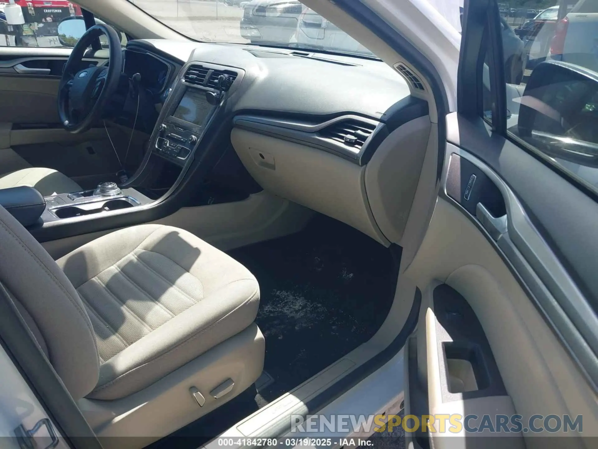 5 fotografías del automóvil dañado 3FA6P0LU9KR217740 FORD FUSION HYBRID 2019