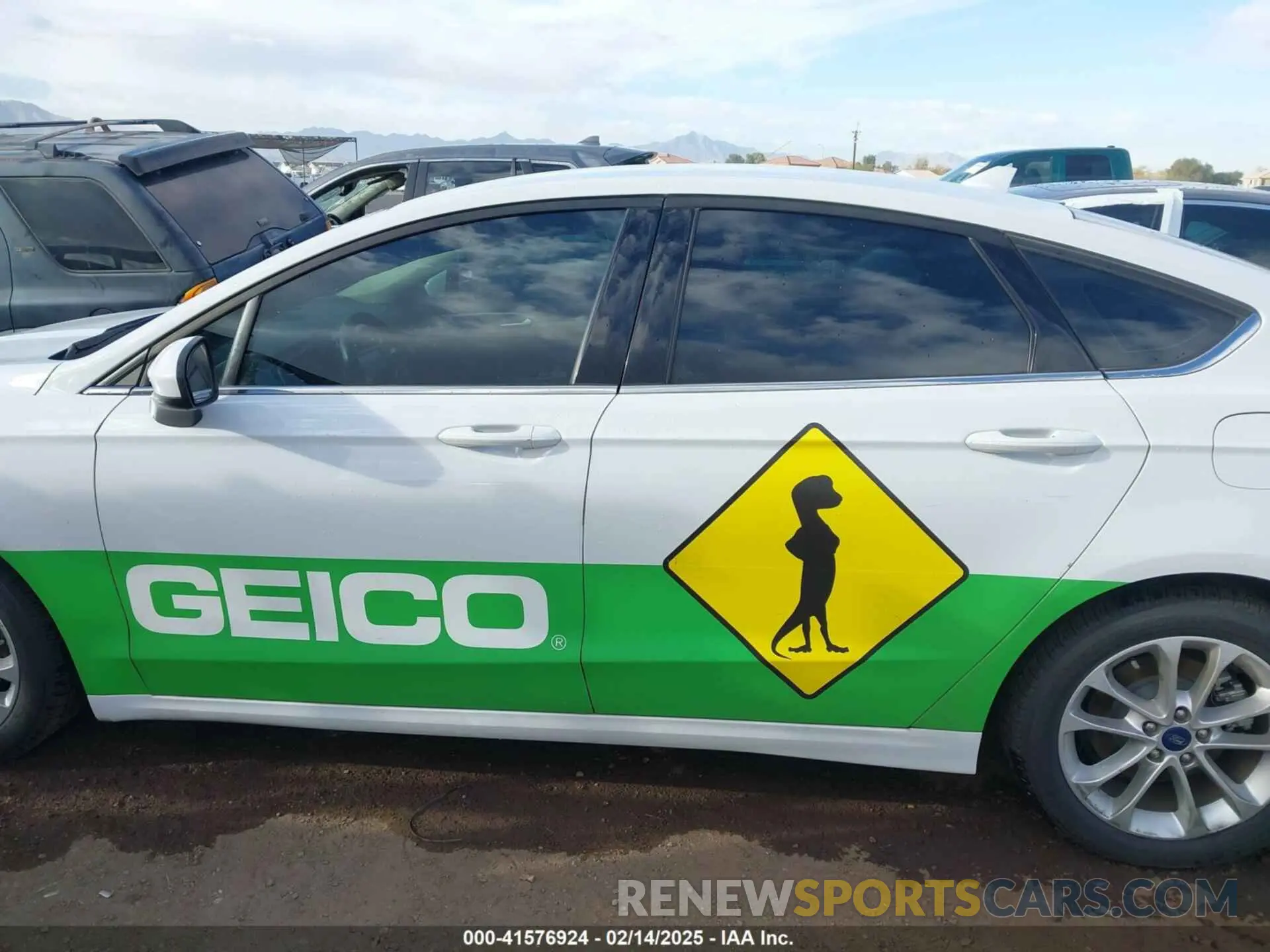 14 fotografías del automóvil dañado 3FA6P0LUXKR210375 FORD FUSION HYBRID 2019