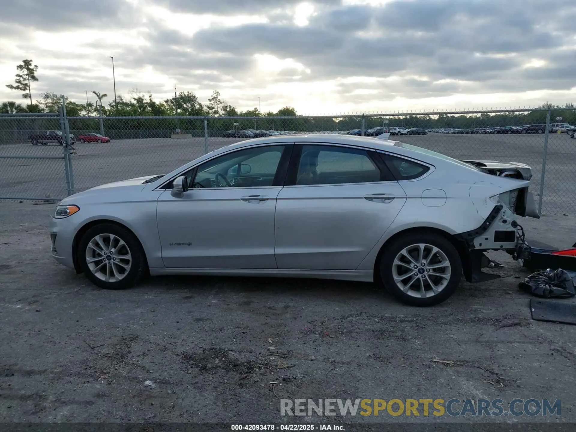 14 fotografías del automóvil dañado 3FA6P0MU3KR136943 FORD FUSION HYBRID 2019