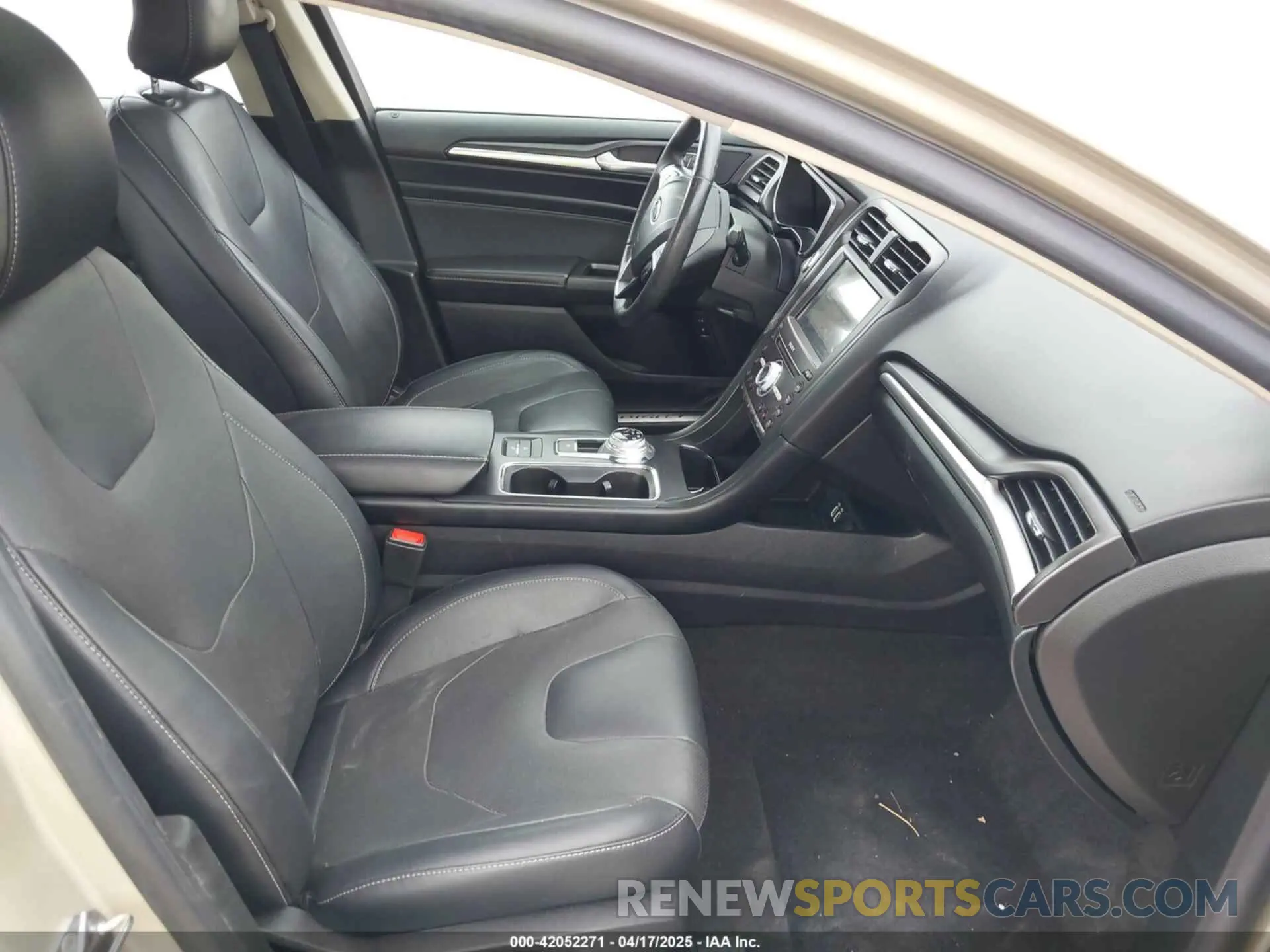 5 fotografías del automóvil dañado 3FA6P0RU1KR235561 FORD FUSION HYBRID 2019