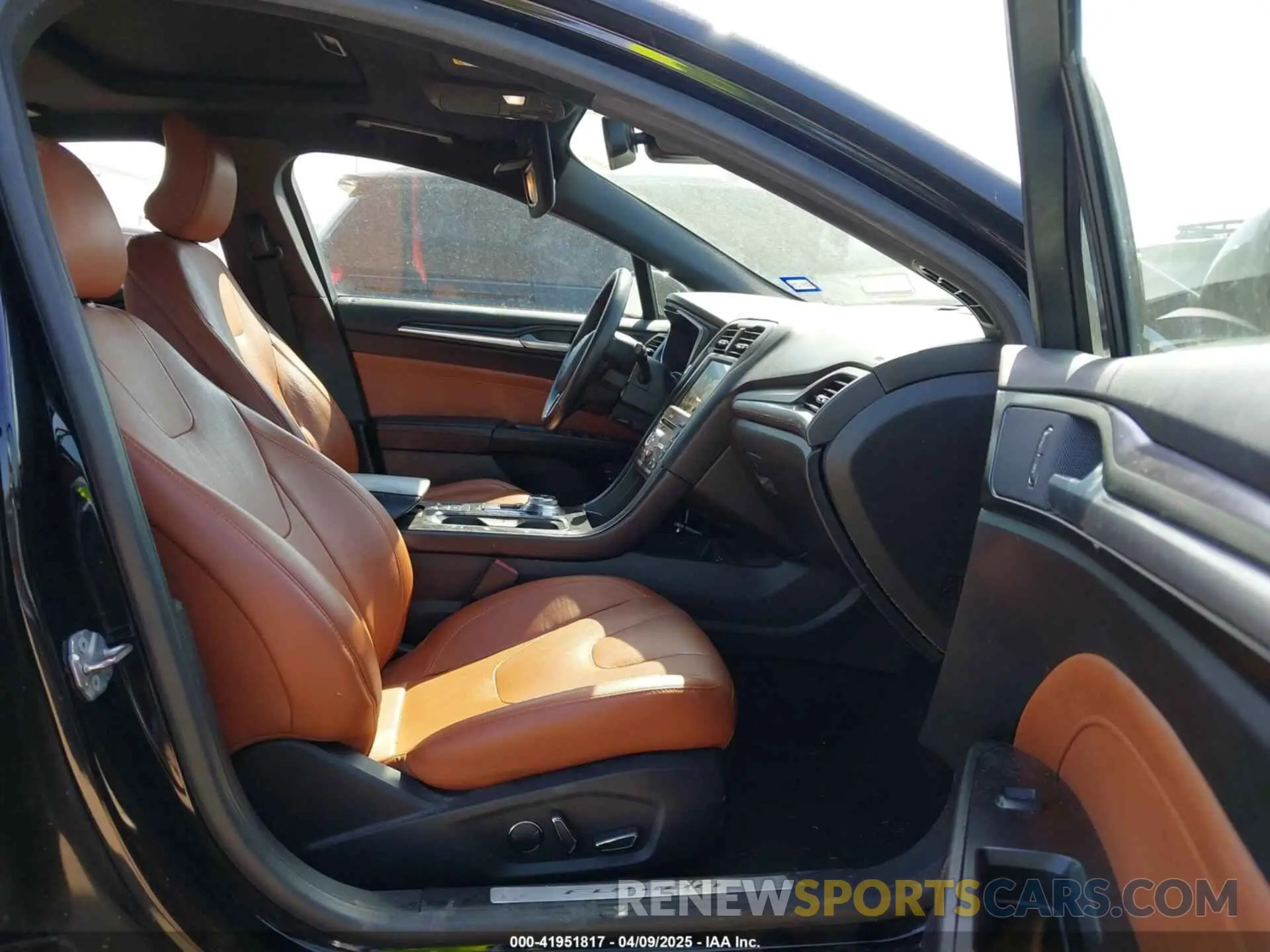 5 fotografías del automóvil dañado 3FA6P0RU3KR207003 FORD FUSION HYBRID 2019