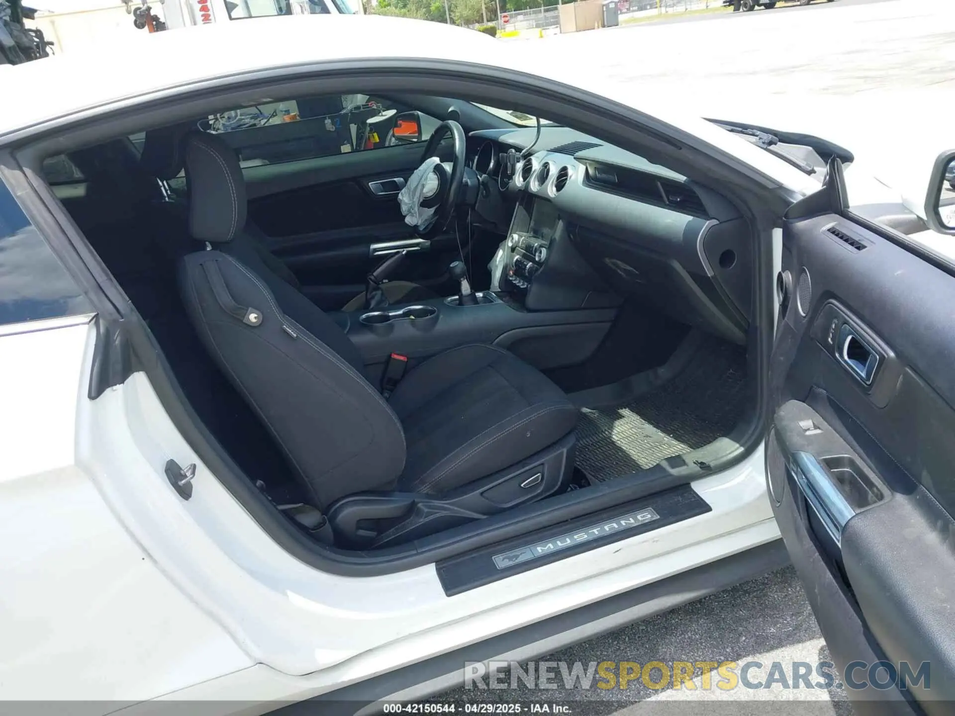 5 fotografías del automóvil dañado 1FA6P8CF6K5121986 FORD MUSTANG 2019