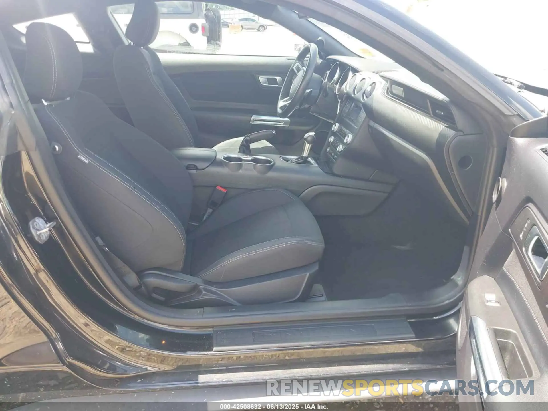 5 fotografías del automóvil dañado 1FA6P8TH1K5197214 FORD MUSTANG 2019