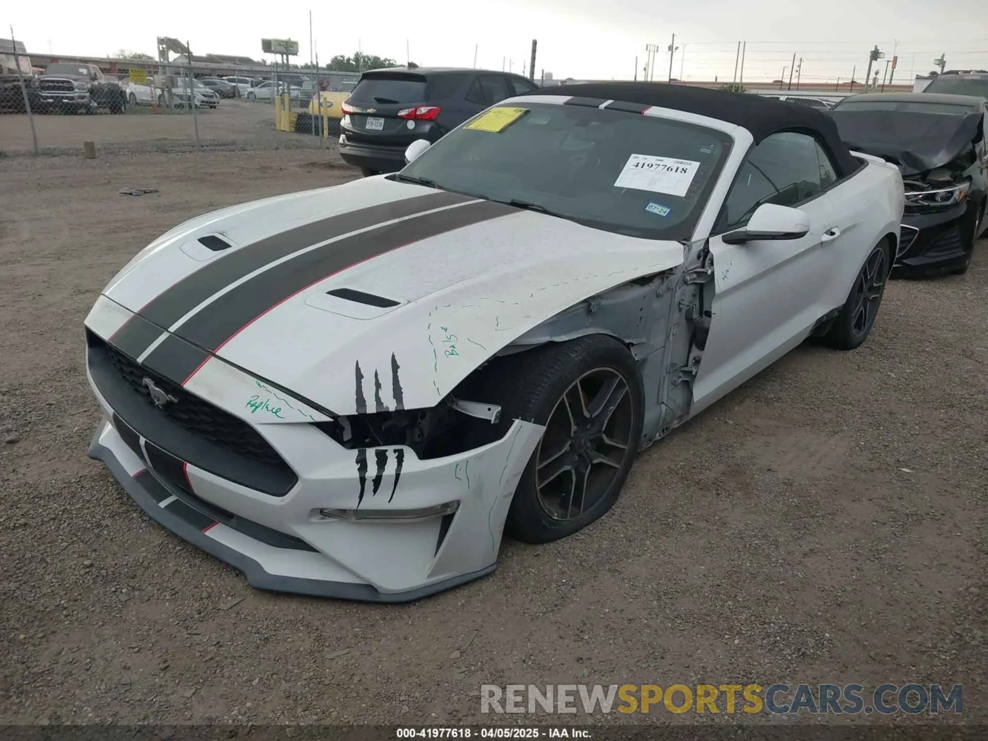 2 fotografías del automóvil dañado 1FATP8UH4L5120002 FORD MUSTANG 2020