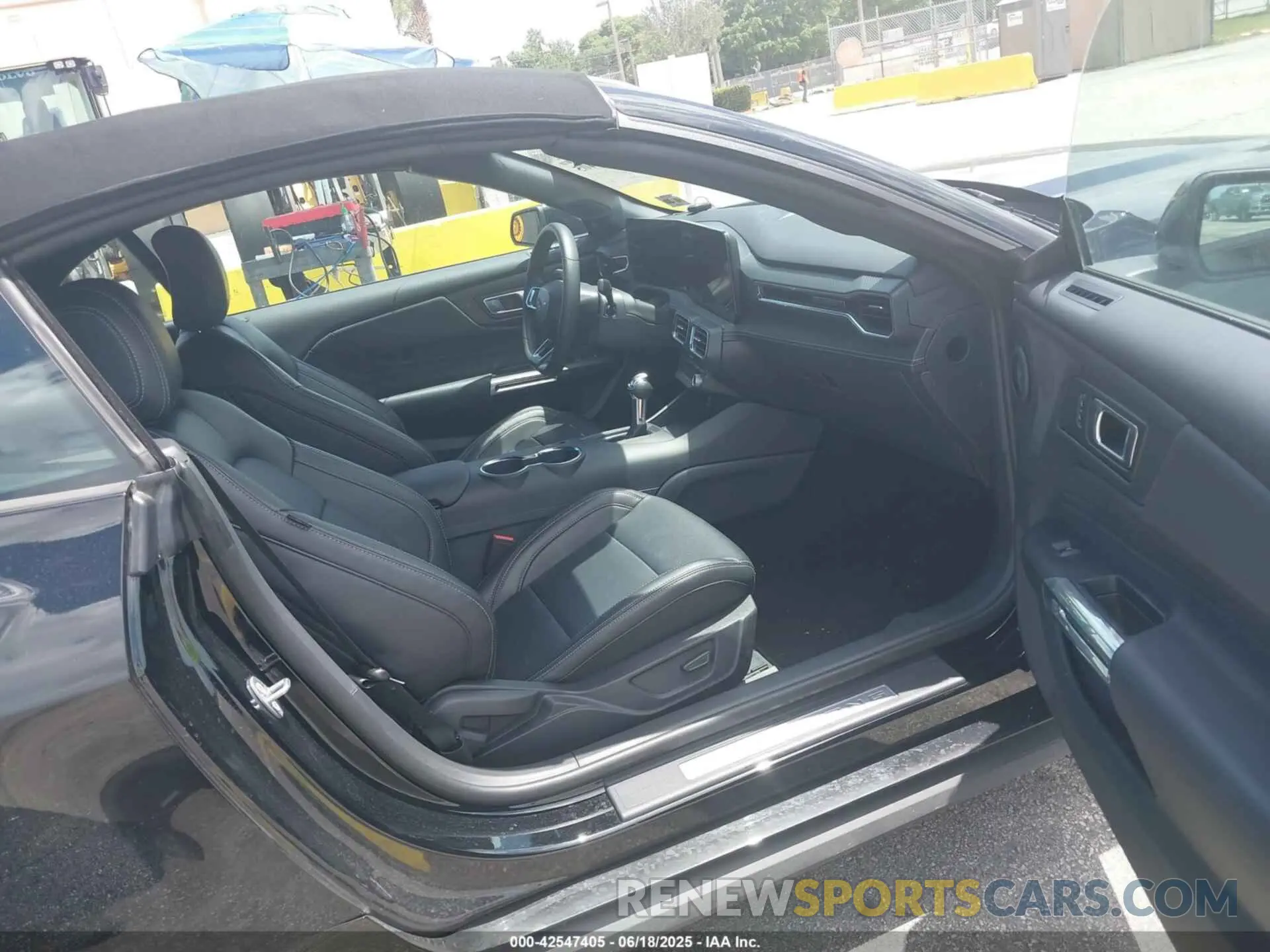 5 fotografías del automóvil dañado 1FAGP8UH0S5105979 FORD MUSTANG 2025