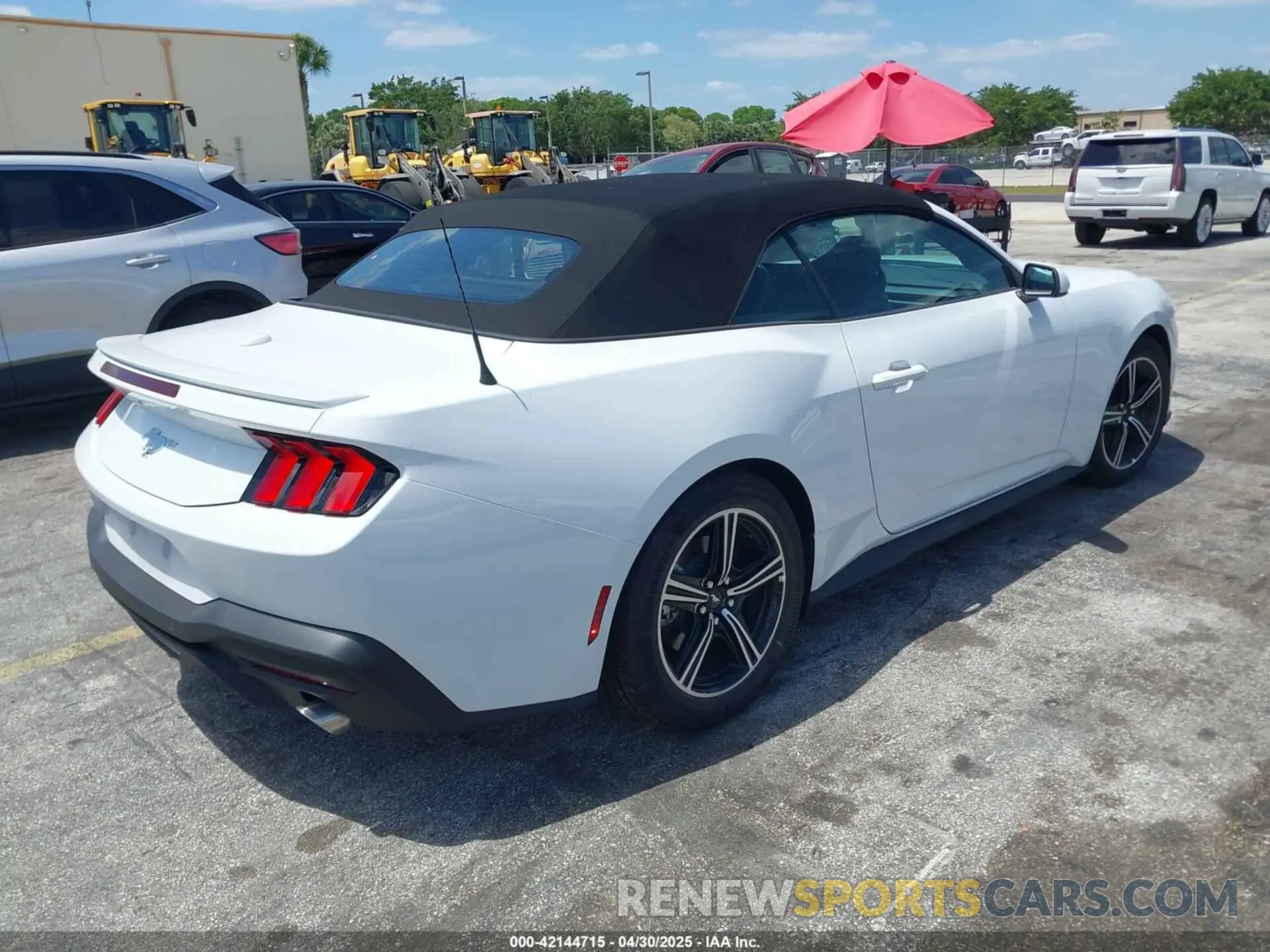 4 fotografías del automóvil dañado 1FAGP8UH4S5105984 FORD MUSTANG 2025