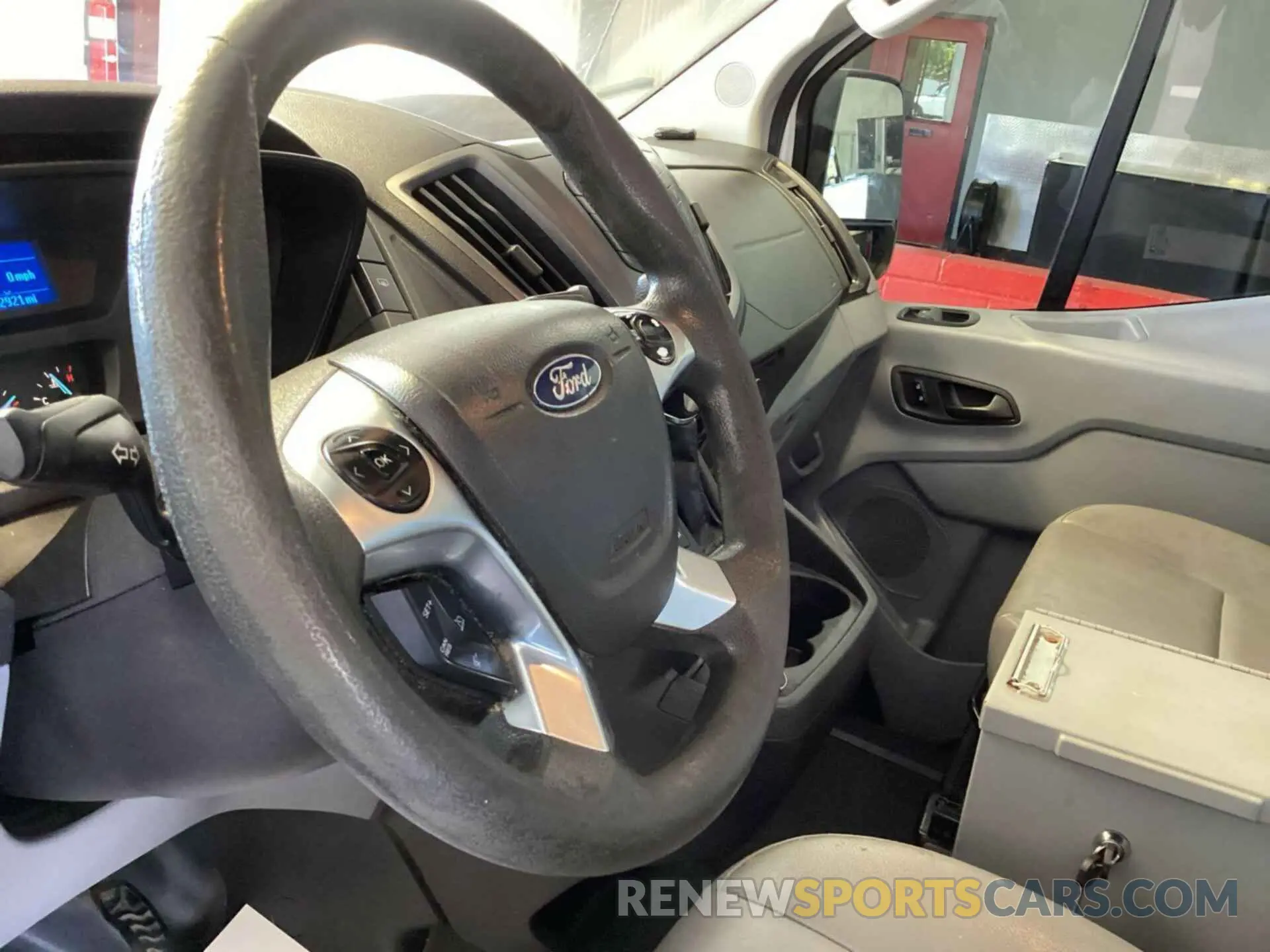 10 fotografías del automóvil dañado 1FTYE1YM0KKB28327 FORD TRANSIT-150 2019