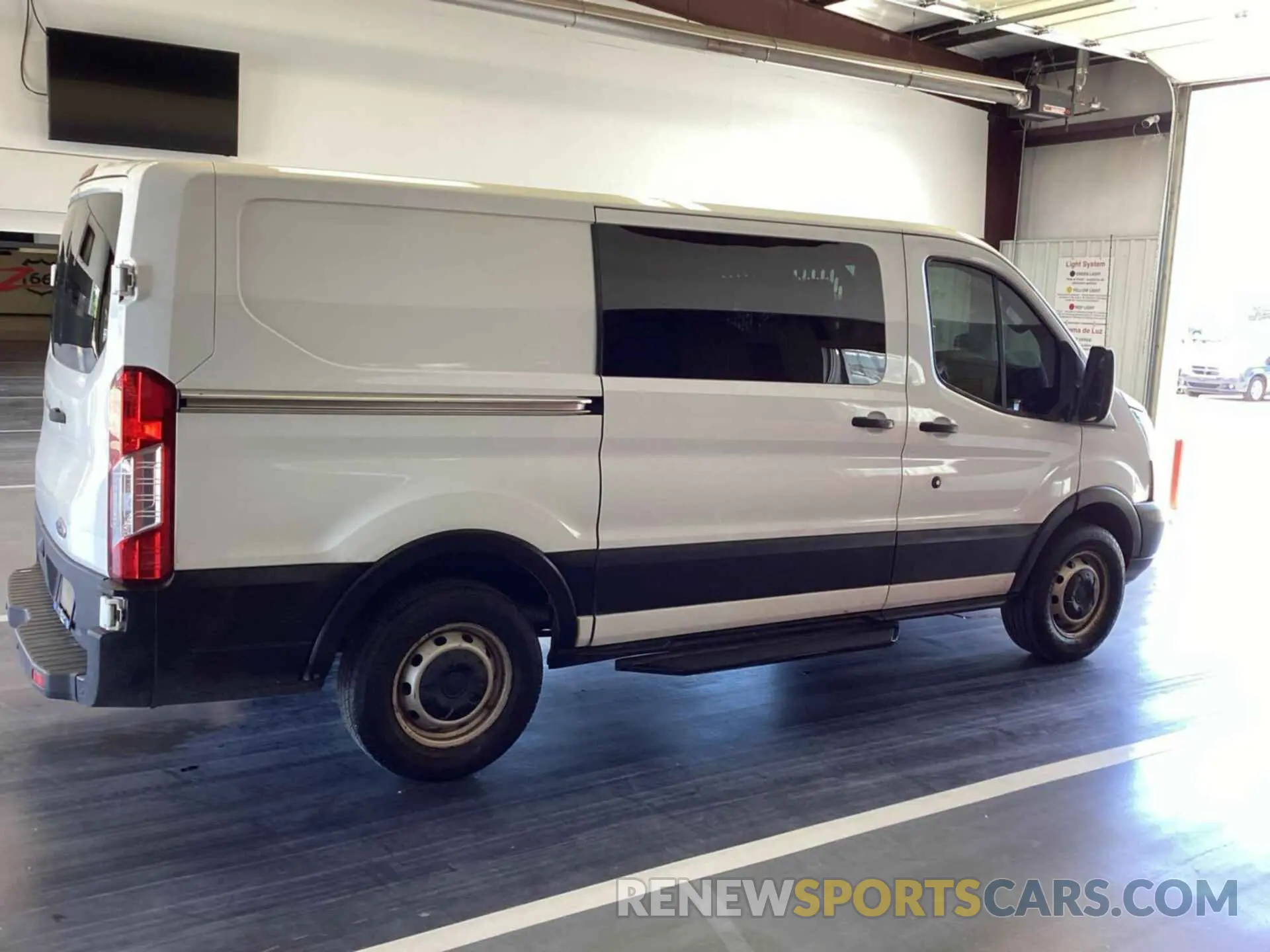 12 fotografías del automóvil dañado 1FTYE1YM0KKB28327 FORD TRANSIT-150 2019