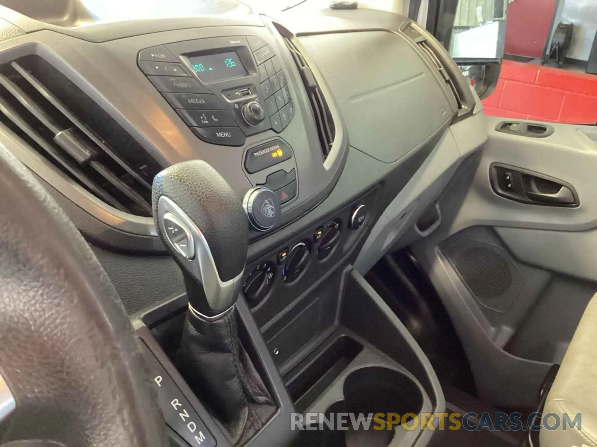 14 fotografías del automóvil dañado 1FTYE1YM0KKB28327 FORD TRANSIT-150 2019