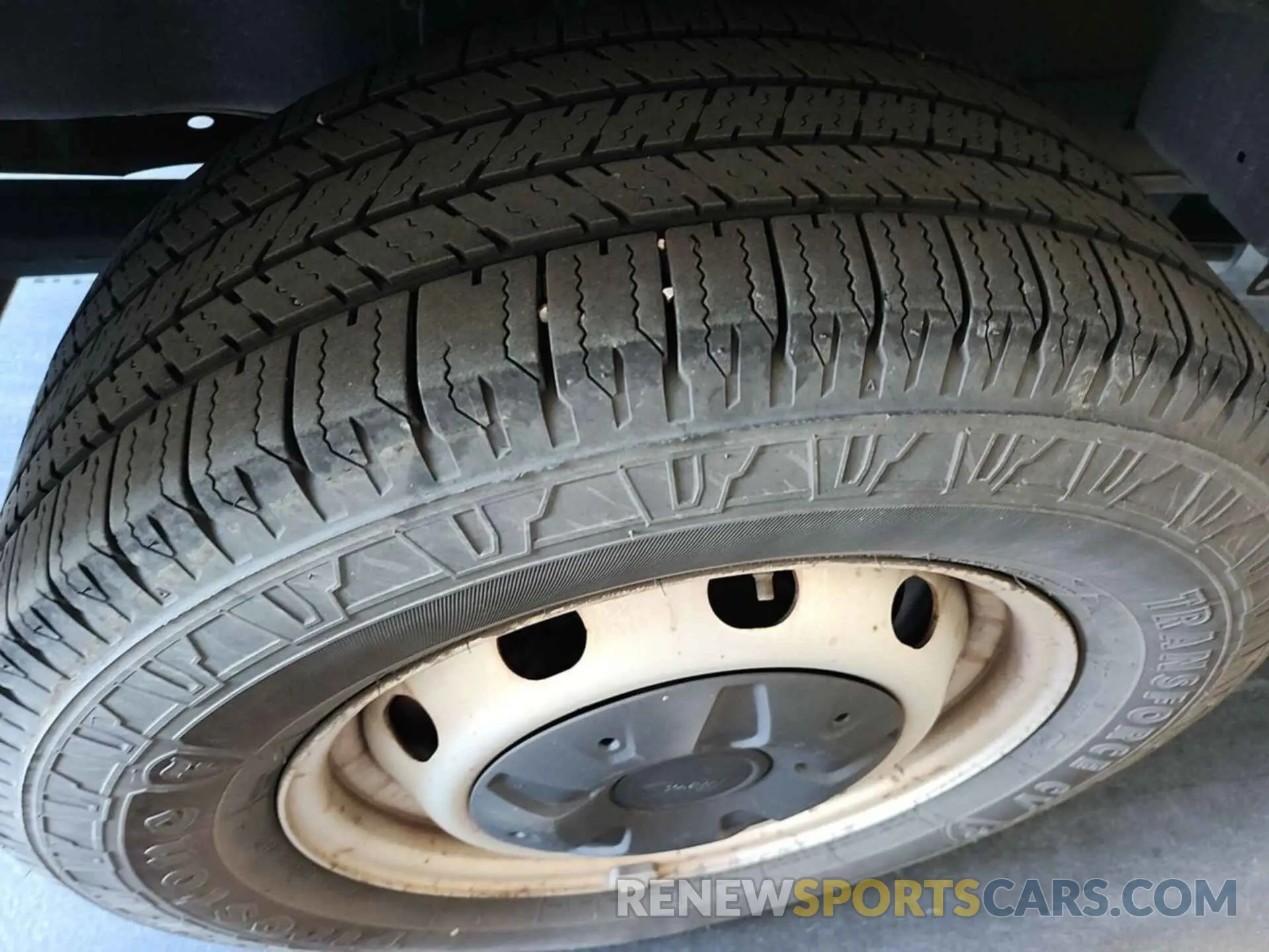 4 fotografías del automóvil dañado 1FTYE1YM0KKB28327 FORD TRANSIT-150 2019