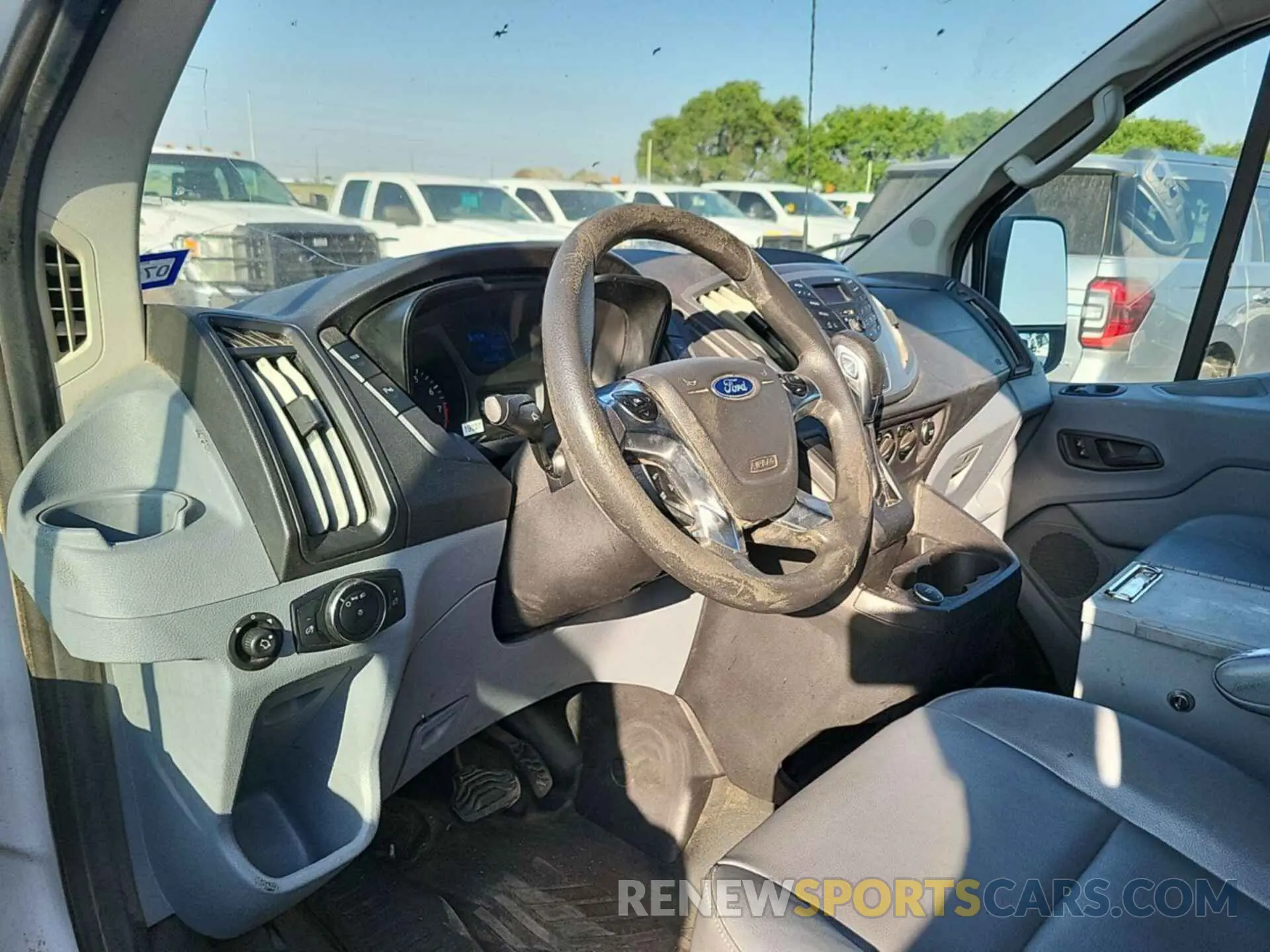 15 fotografías del automóvil dañado 1FTYE1YM1KKB28319 FORD TRANSIT-150 2019