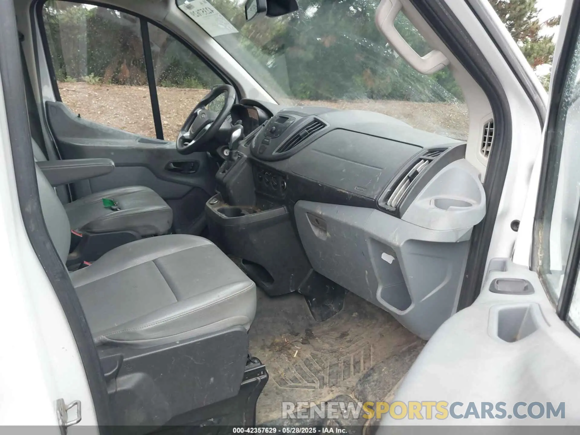 5 fotografías del automóvil dañado 1FTYE1YM7KKB37980 FORD TRANSIT-150 2019