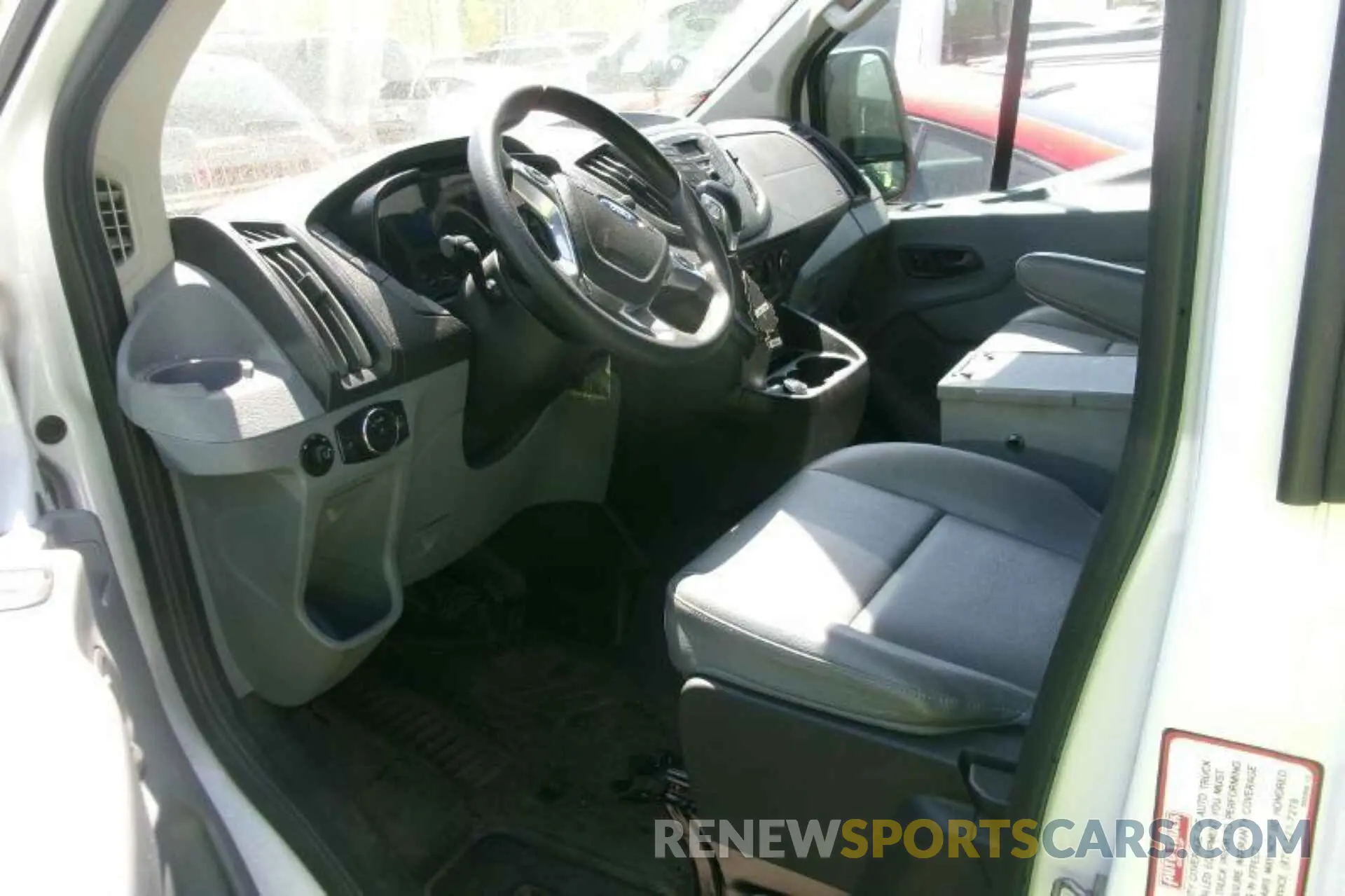 16 fotografías del automóvil dañado 1FTYE1YM8KKB31914 FORD TRANSIT-150 2019