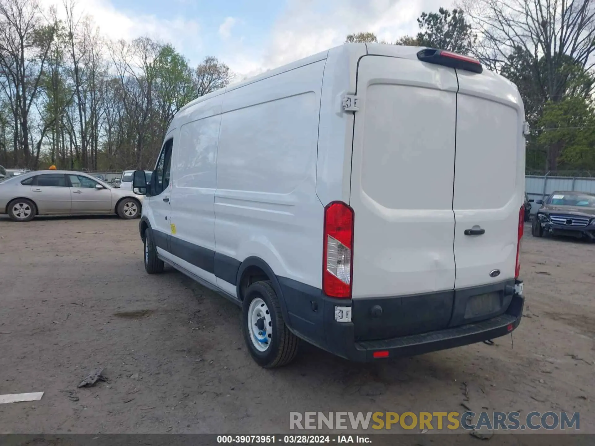 3 fotografías del automóvil dañado 1FTYE2CM3KKB32479 FORD TRANSIT-150 2019