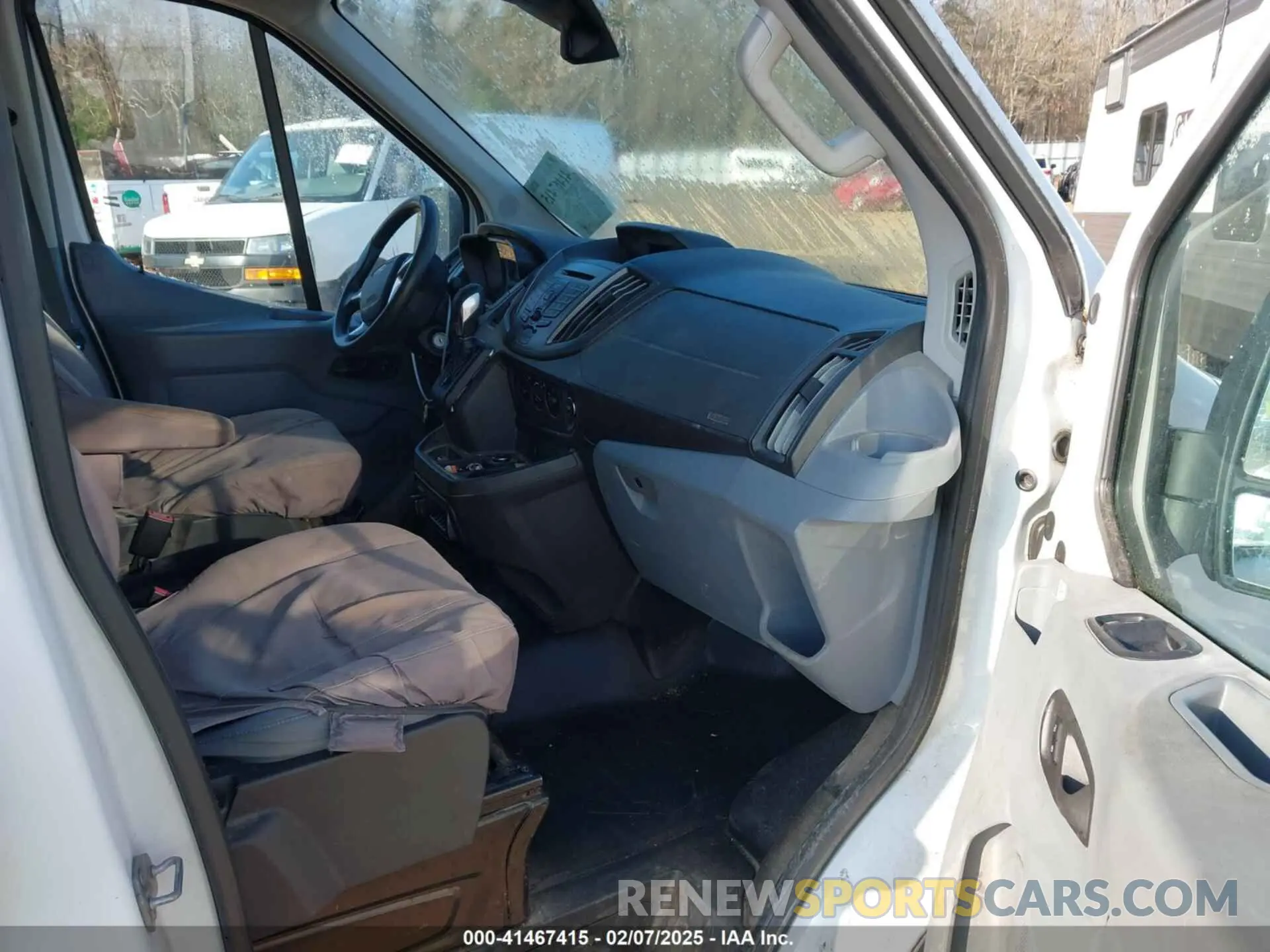 5 fotografías del automóvil dañado 1FTYE2CMXKKA84706 FORD TRANSIT-150 2019