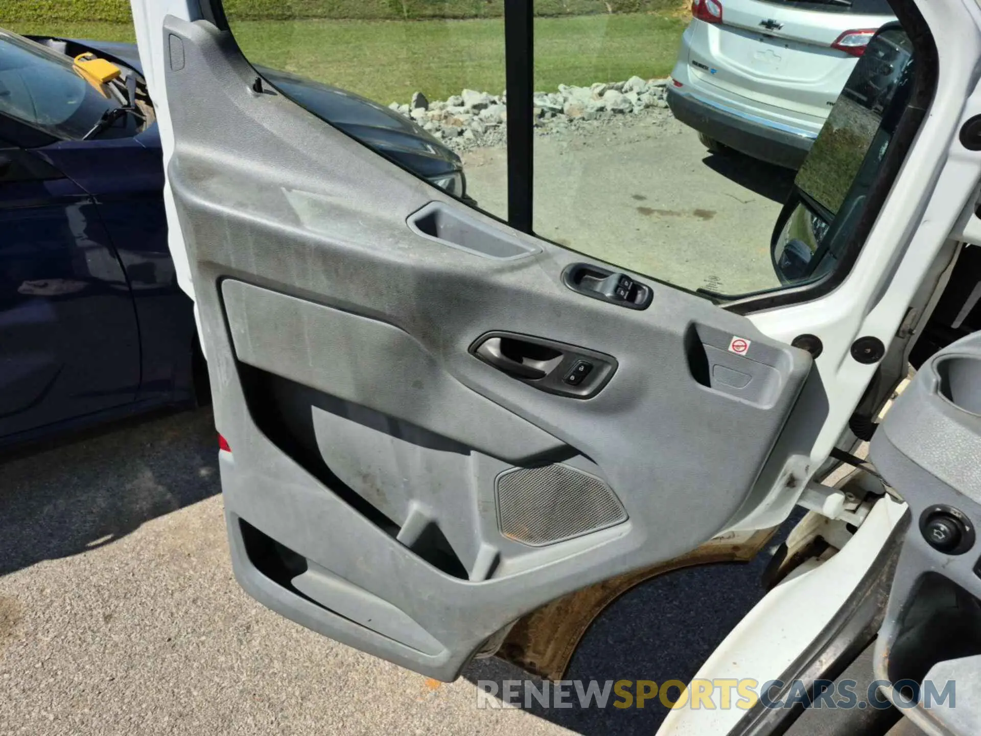 5 fotografías del automóvil dañado 1FTYE1YM4KKA38033 FORD TRANSIT 2019