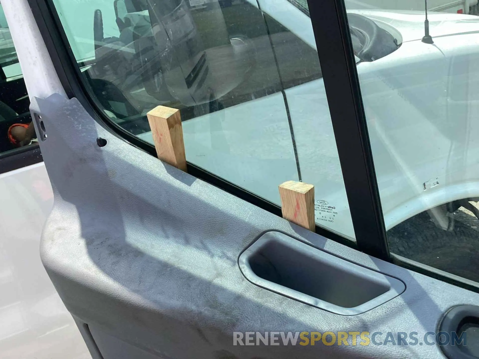 24 fotografías del automóvil dañado 1FTYR1CM2KKB07393 FORD TRANSIT 2019