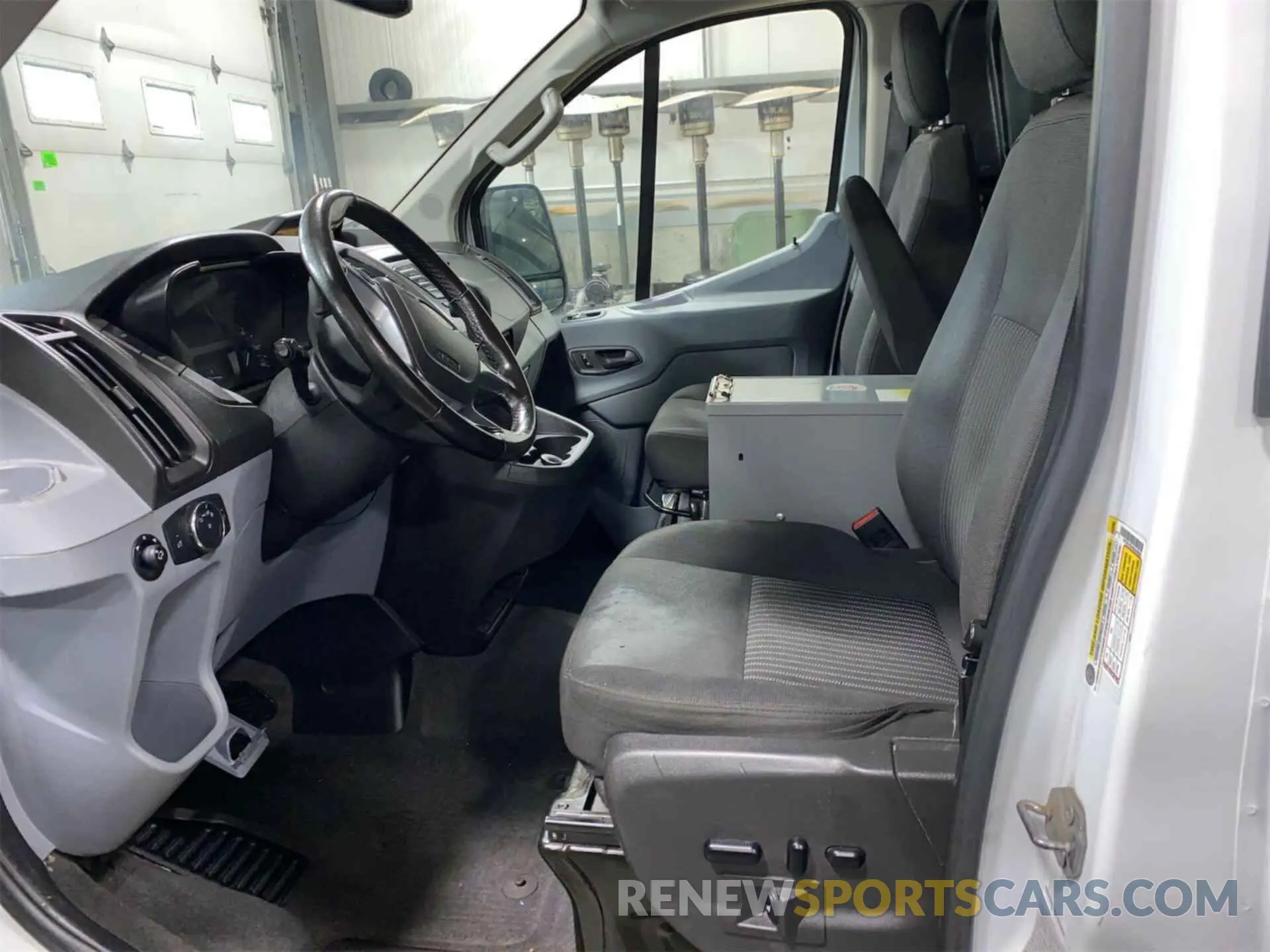 5 fotografías del automóvil dañado 1FTYR1YG7KKA40826 FORD TRANSIT 2019