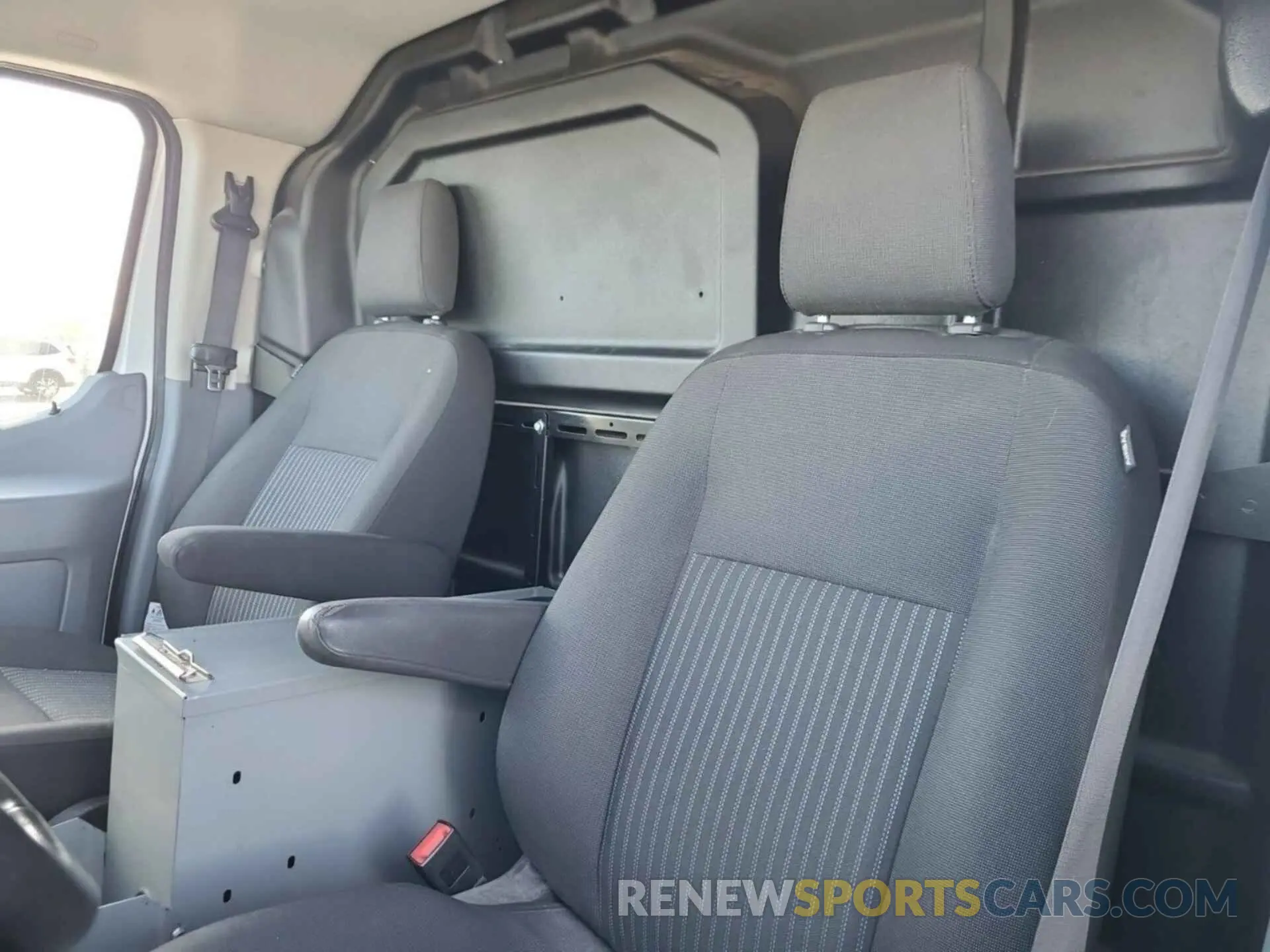 32 fotografías del automóvil dañado 1FTYR1YGXKKB48275 FORD TRANSIT 2019