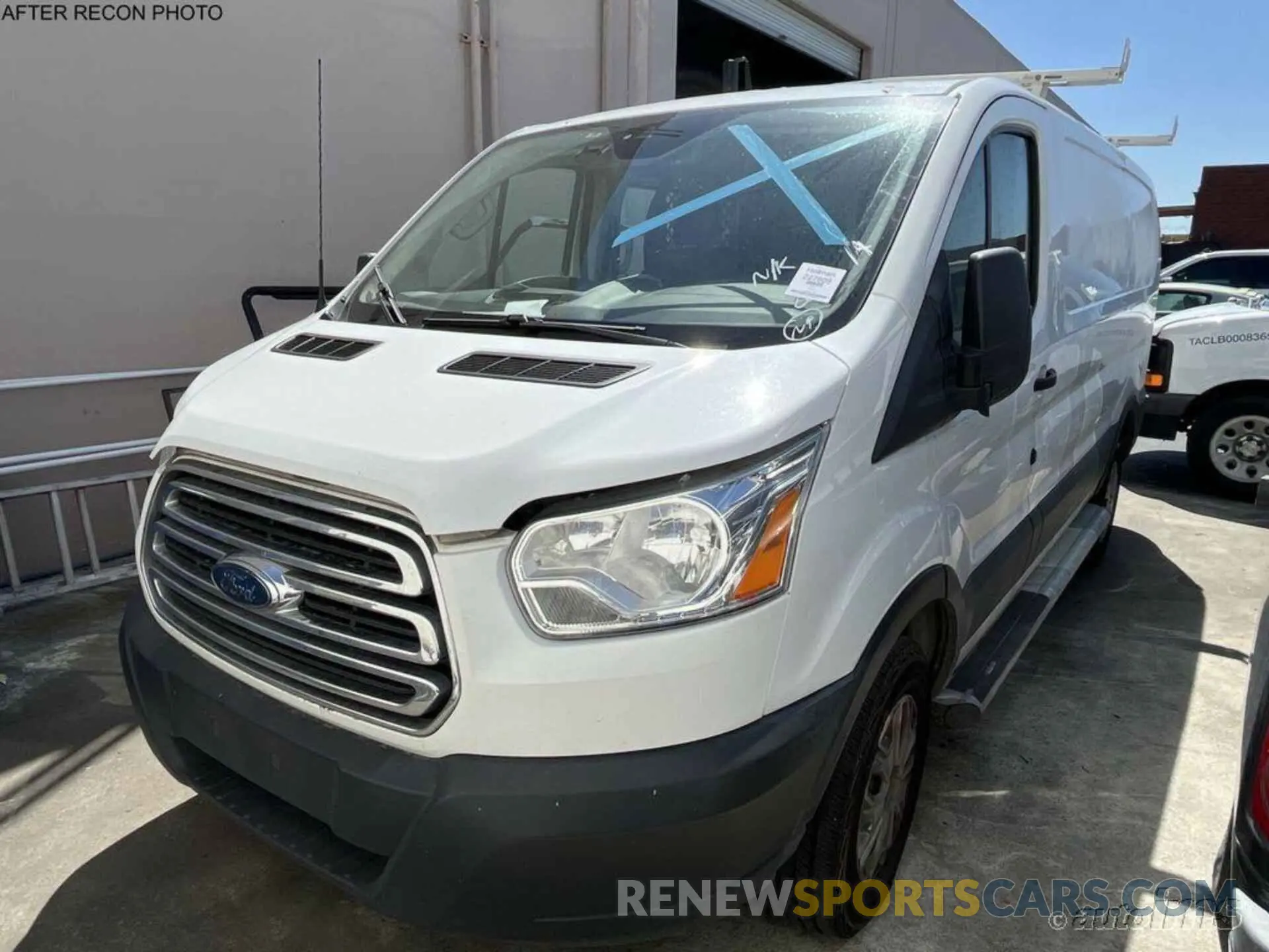 2 fotografías del automóvil dañado 1FTYR1YMXKKB00944 FORD TRANSIT 2019