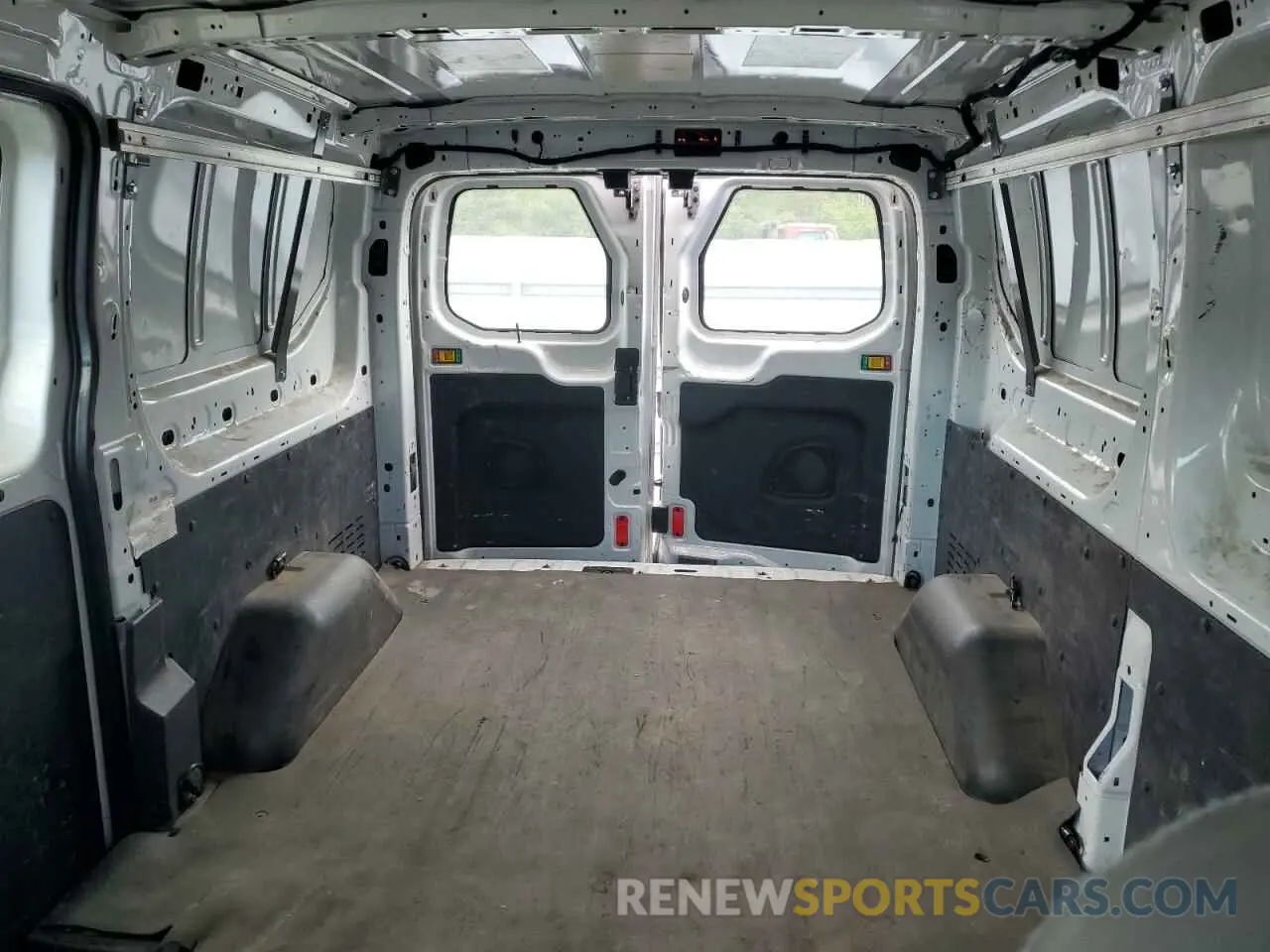 10 fotografías del automóvil dañado 1FTYR1YMXKKB37492 FORD TRANSIT 2019