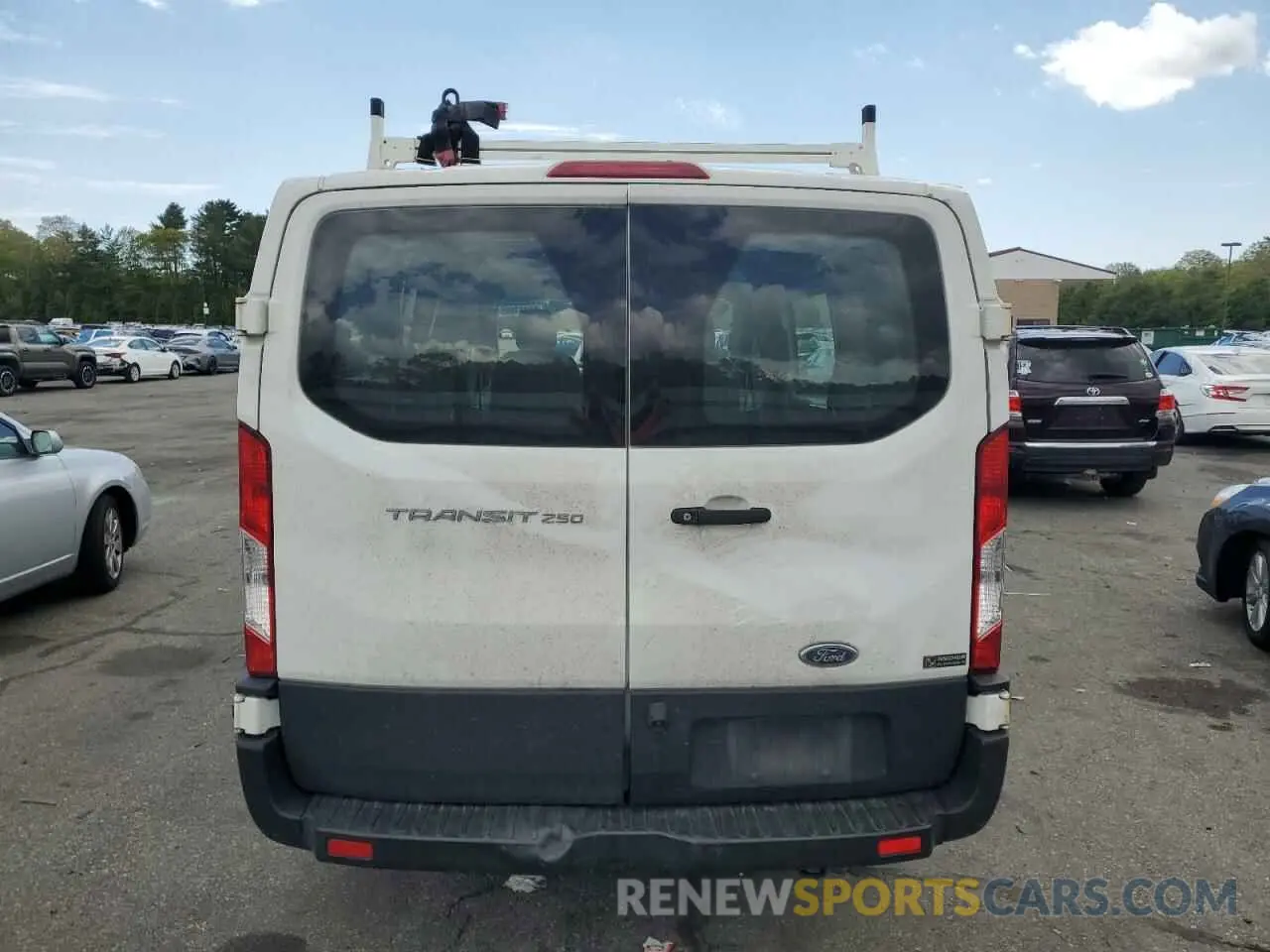 6 fotografías del automóvil dañado 1FTYR1YMXKKB37492 FORD TRANSIT 2019