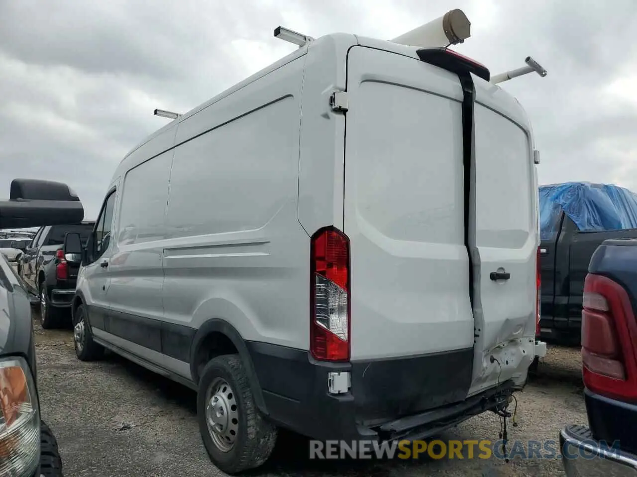 2 fotografías del automóvil dañado 1FTBR2C82NKA37686 FORD TRANSIT 2022