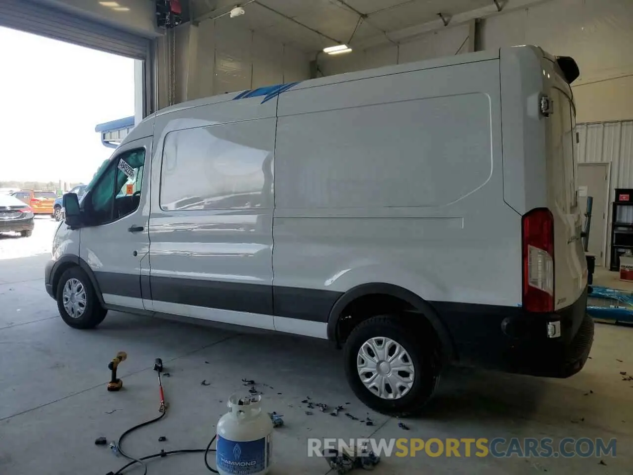 2 fotografías del automóvil dañado 1FTBW9CK1PKB55504 FORD TRANSIT 2023