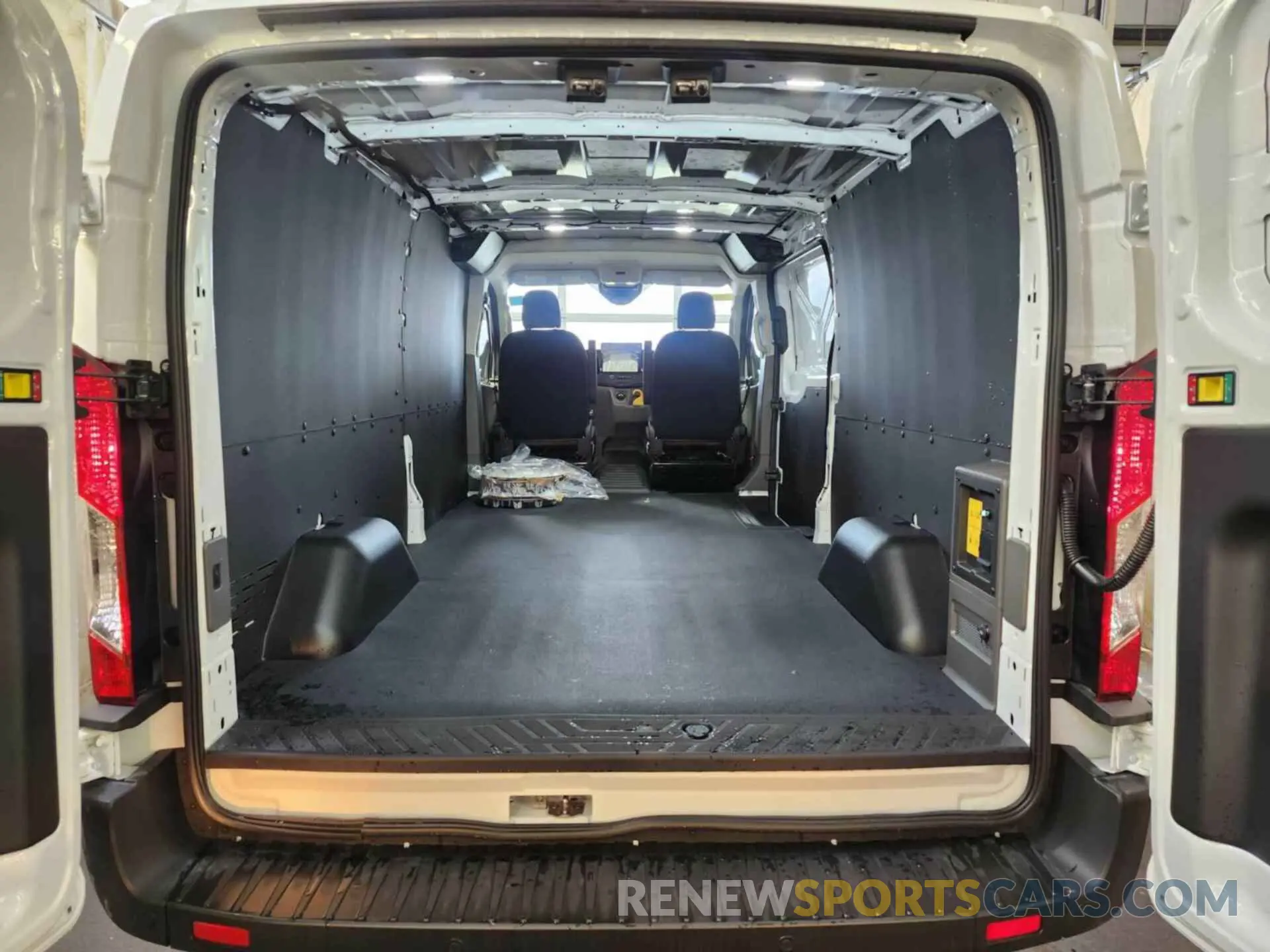 8 fotografías del automóvil dañado 1FTBW1YM4SKA12907 FORD TRANSIT 2025