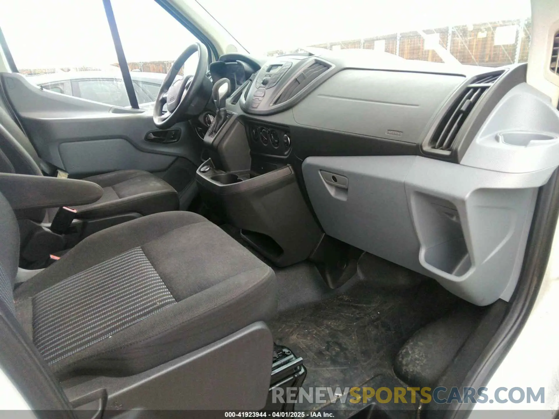 5 fotografías del automóvil dañado 1FTYR1CM5KKA70355 FORD TRANSIT-250 2019