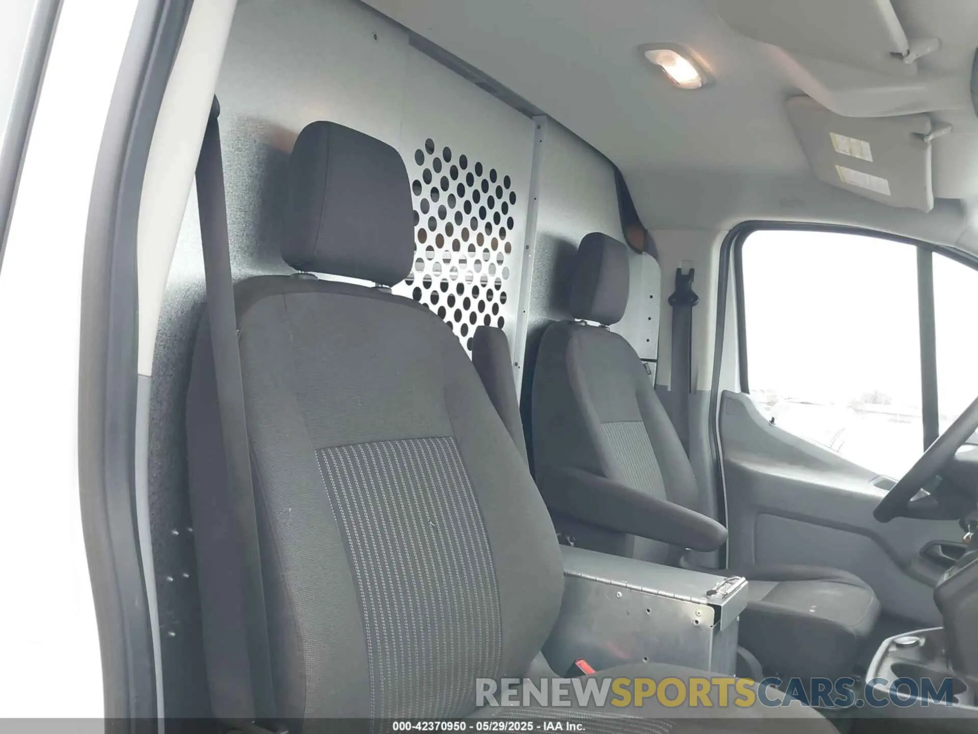 8 fotografías del automóvil dañado 1FTYR1ZM4KKB36594 FORD TRANSIT-250 2019