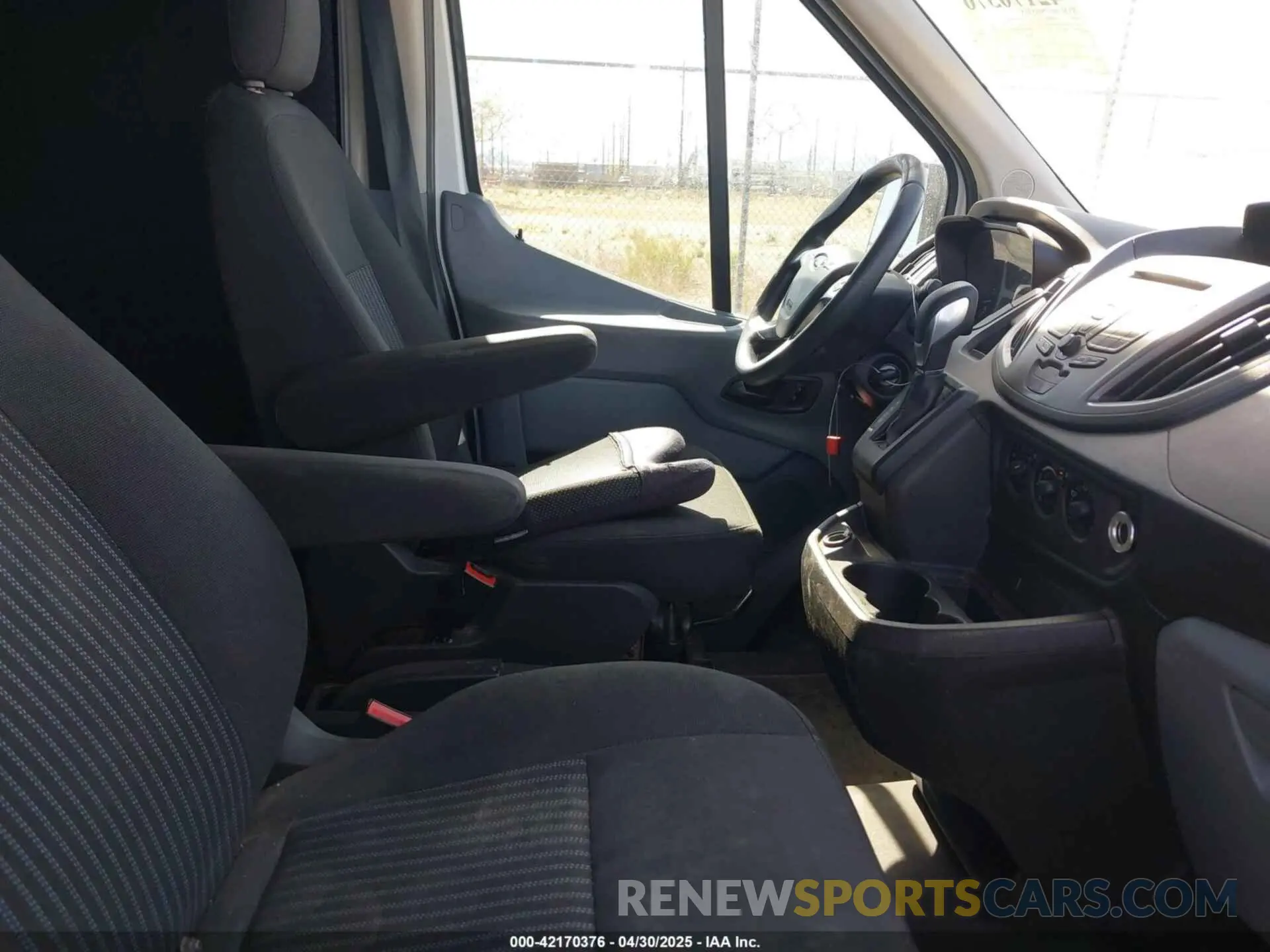 5 fotografías del automóvil dañado 1FTYR2CM0KKB83667 FORD TRANSIT-250 2019
