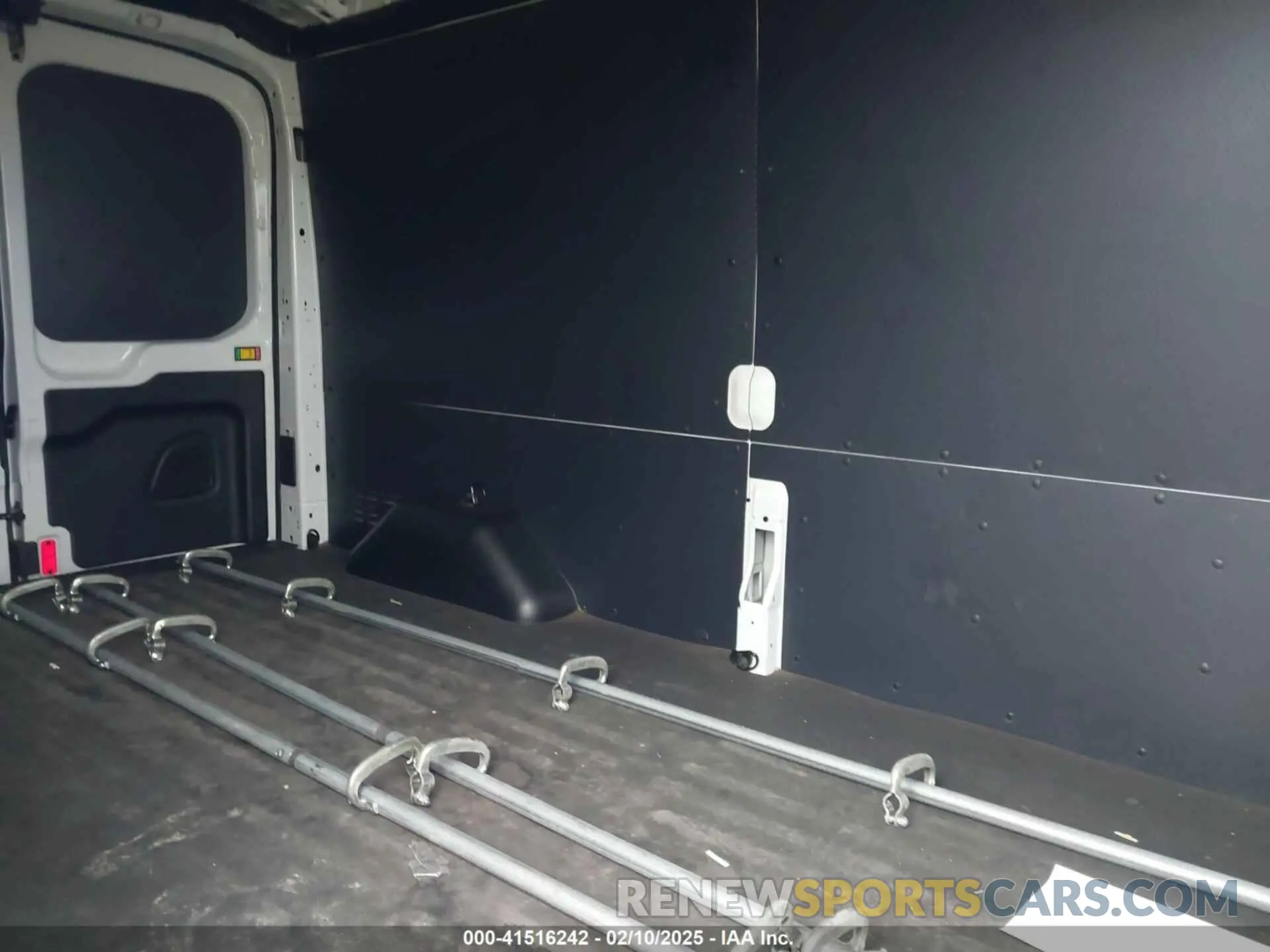 8 fotografías del automóvil dañado 1FTYR2CM2KKA82002 FORD TRANSIT-250 2019