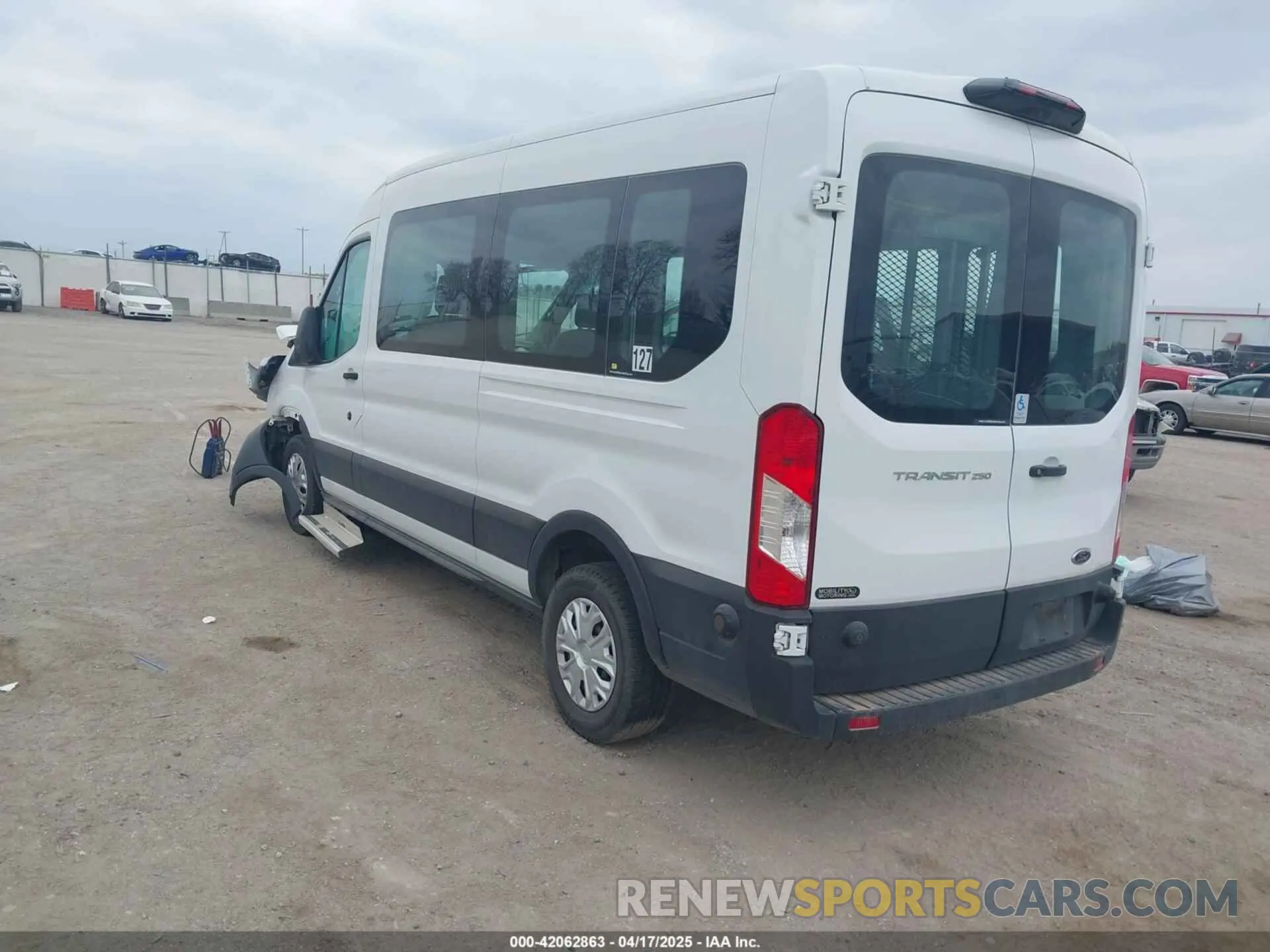 3 fotografías del automóvil dañado 1FTYR2CM3KKA06742 FORD TRANSIT-250 2019