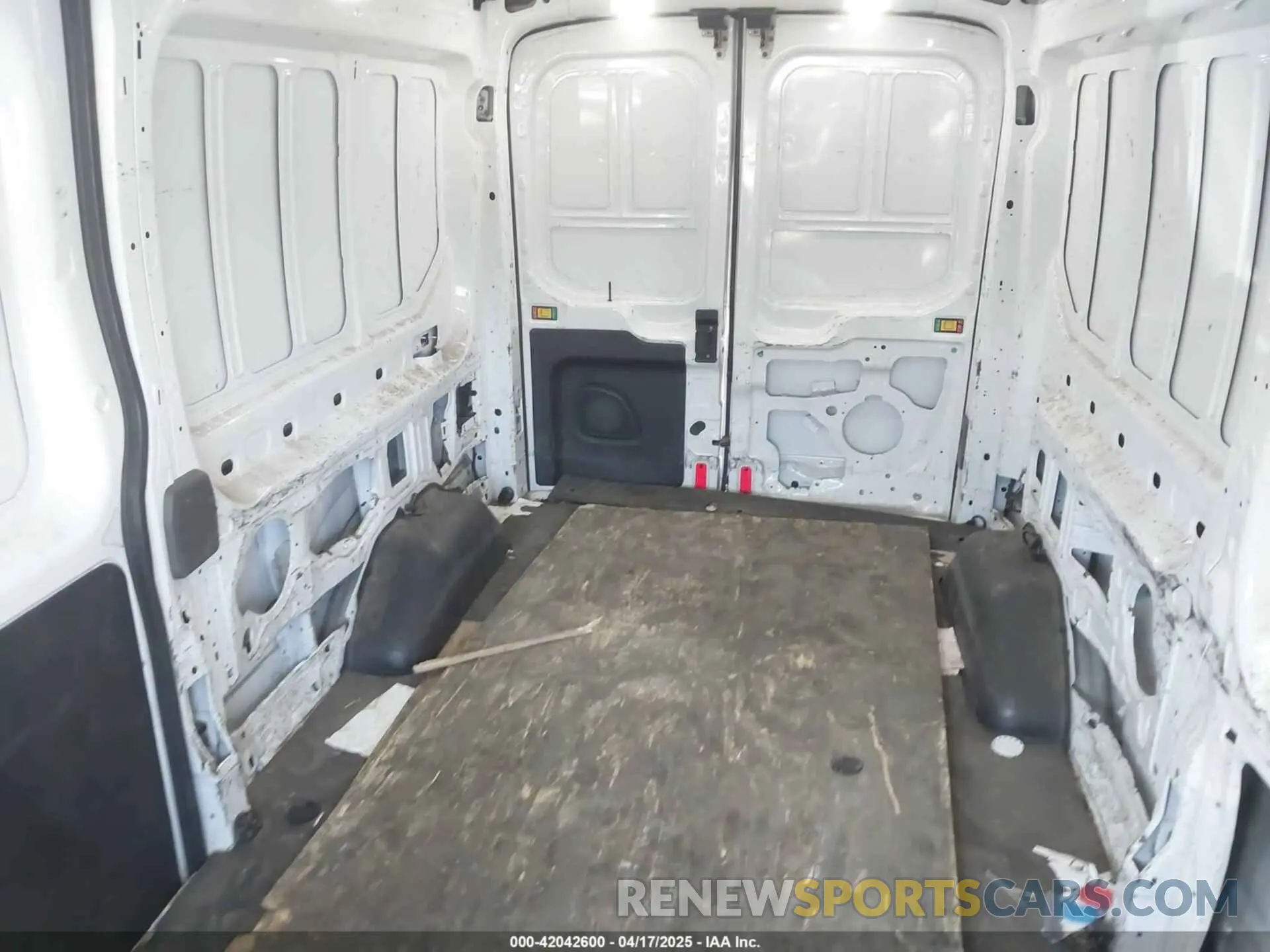 5 fotografías del automóvil dañado 1FTBR1C85LKA81267 FORD TRANSIT-250 2020