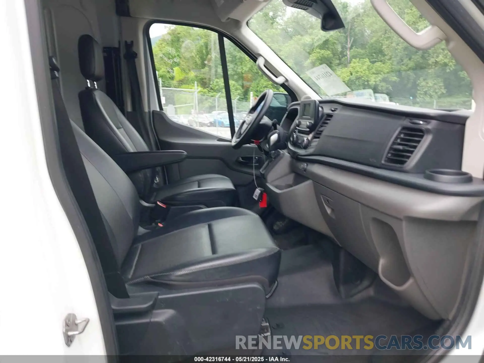5 fotografías del automóvil dañado 1FTBR1C85NKA74578 FORD TRANSIT-250 2022