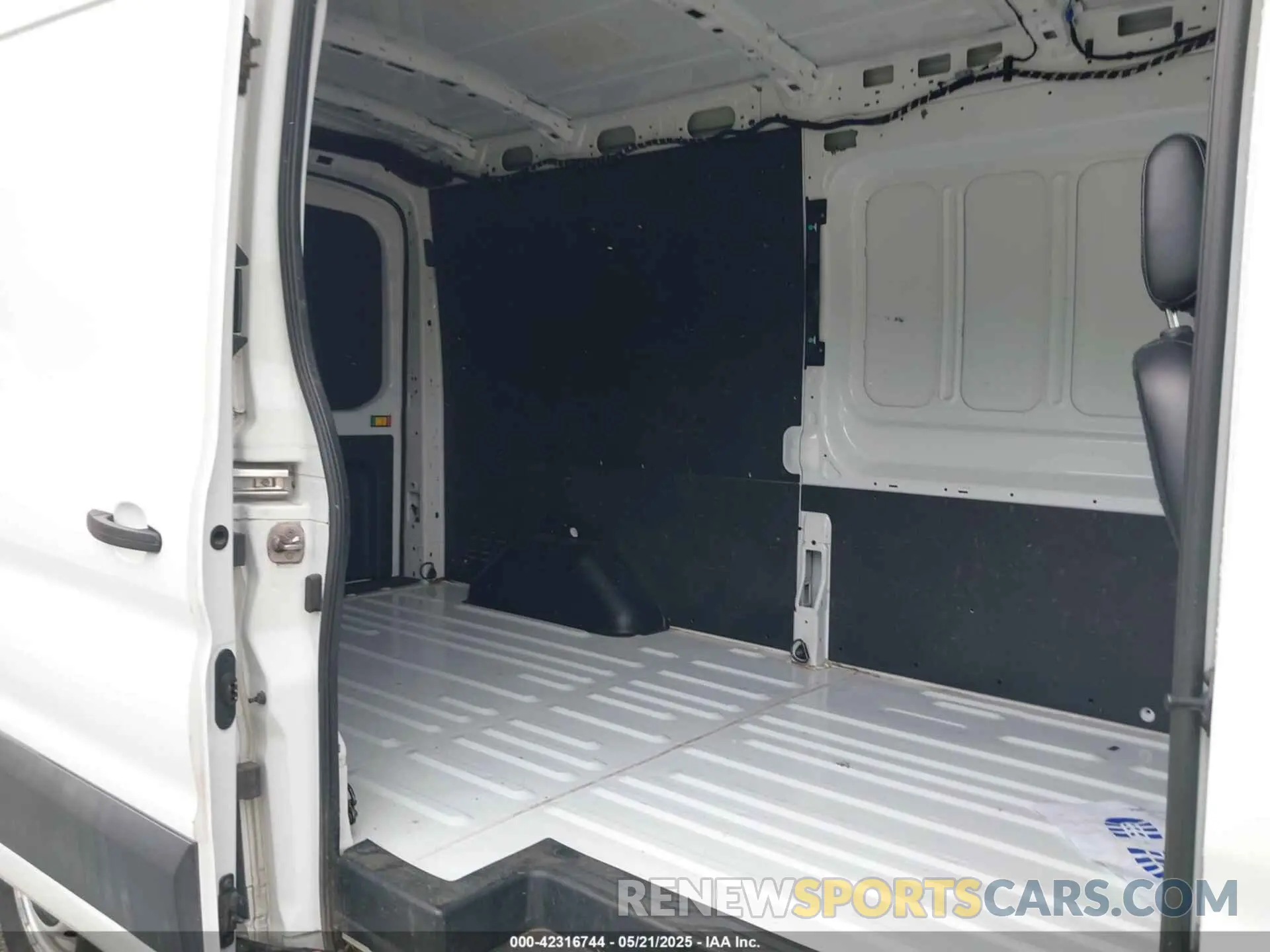 8 fotografías del automóvil dañado 1FTBR1C85NKA74578 FORD TRANSIT-250 2022
