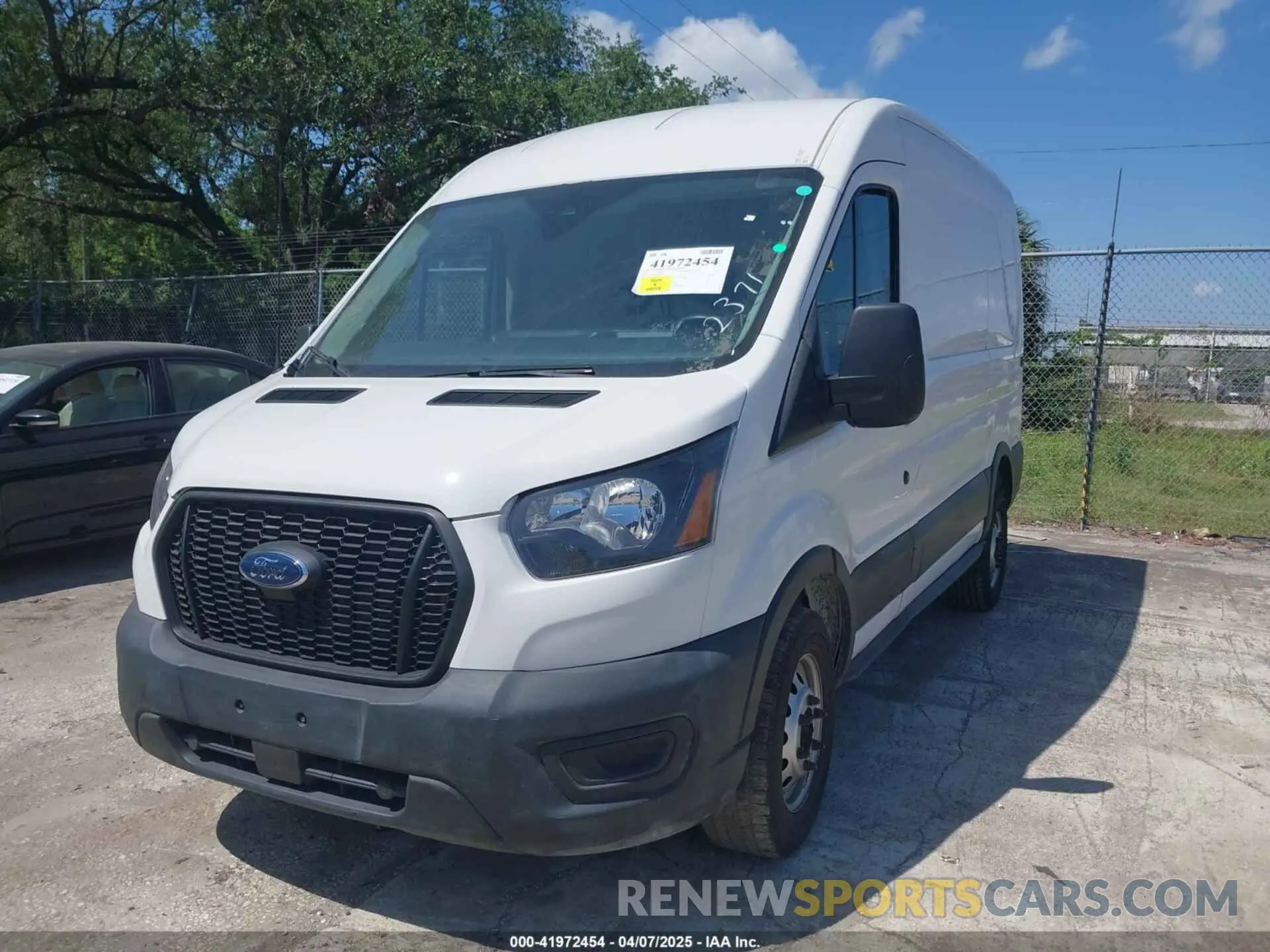 2 fotografías del automóvil dañado 1FTBR2C87PKB38306 FORD TRANSIT-250 CARGO VAN 2023