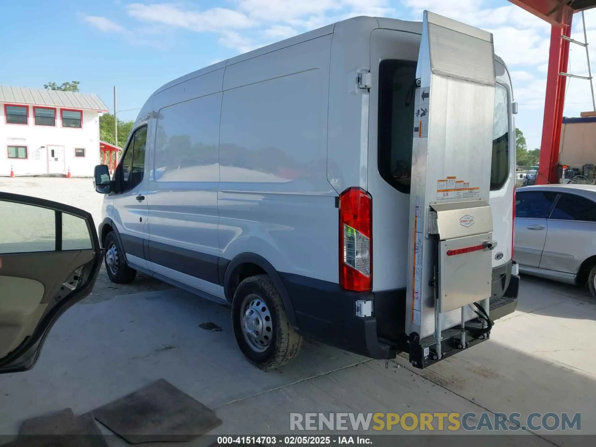 3 fotografías del automóvil dañado 1FTBR2C89PKA72549 FORD TRANSIT-250 CARGO VAN 2023