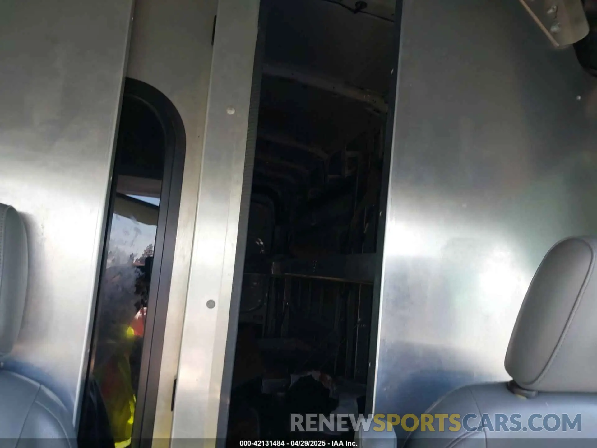 8 fotografías del automóvil dañado 1FTBW3XMXKKB74344 FORD TRANSIT-350 2019
