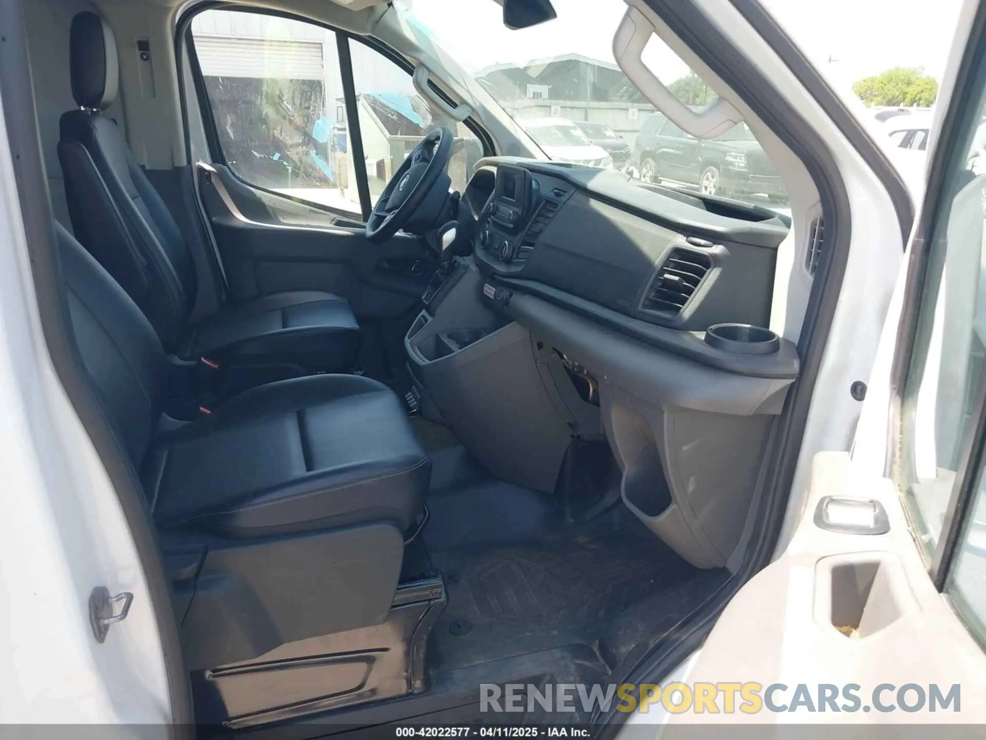 5 fotografías del automóvil dañado 1FTBW1Y86PKB38373 FORD TRANSIT-350 2023