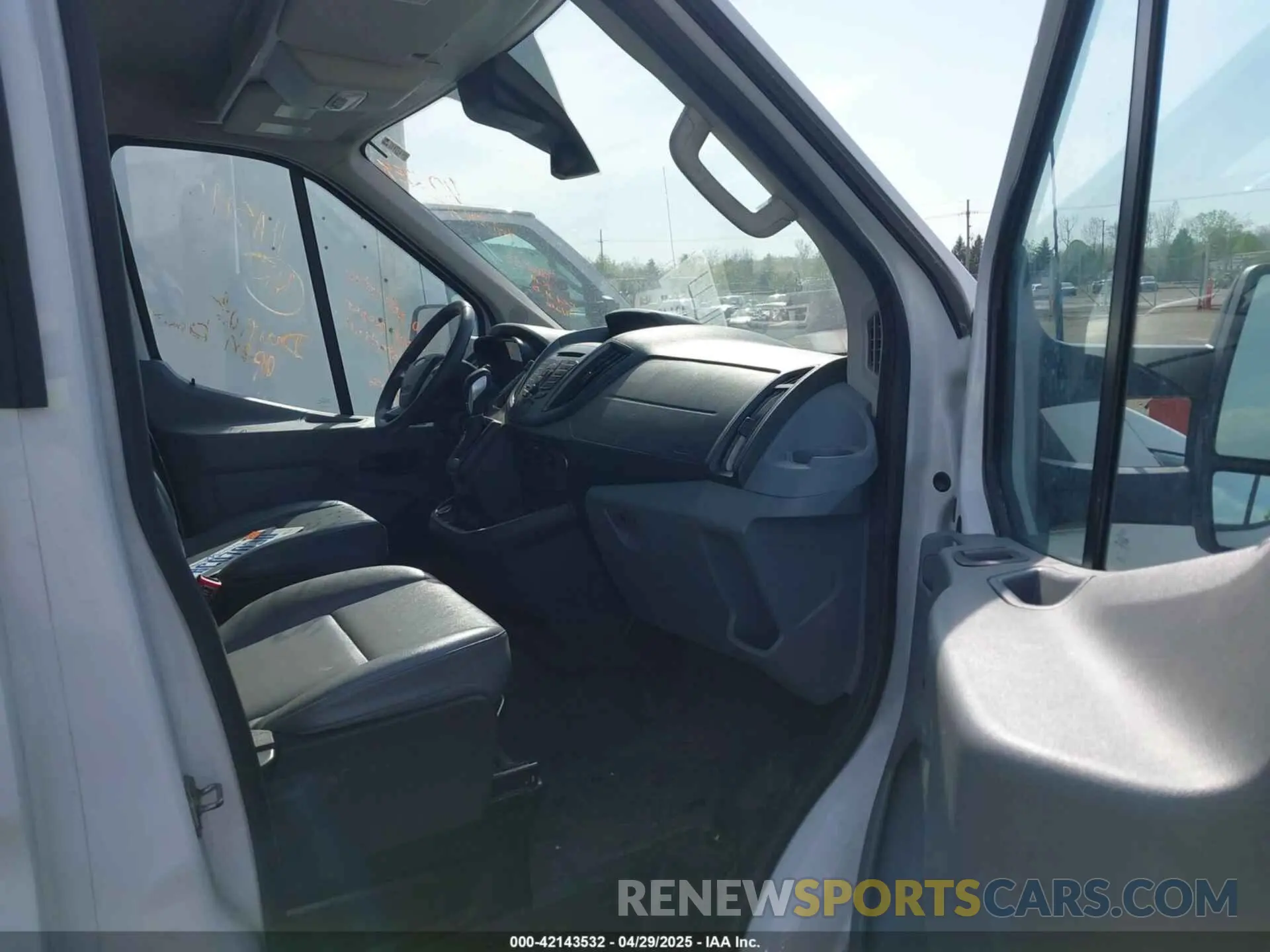 5 fotografías del automóvil dañado 1FDBF8ZM0KKA86053 FORD TRANSIT-350 CAB 2019