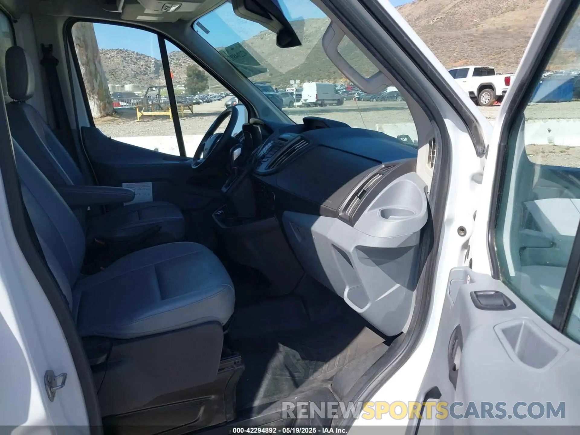 5 fotografías del automóvil dañado 1FDBF8ZM9KKA38549 FORD TRANSIT-350 CAB 2019
