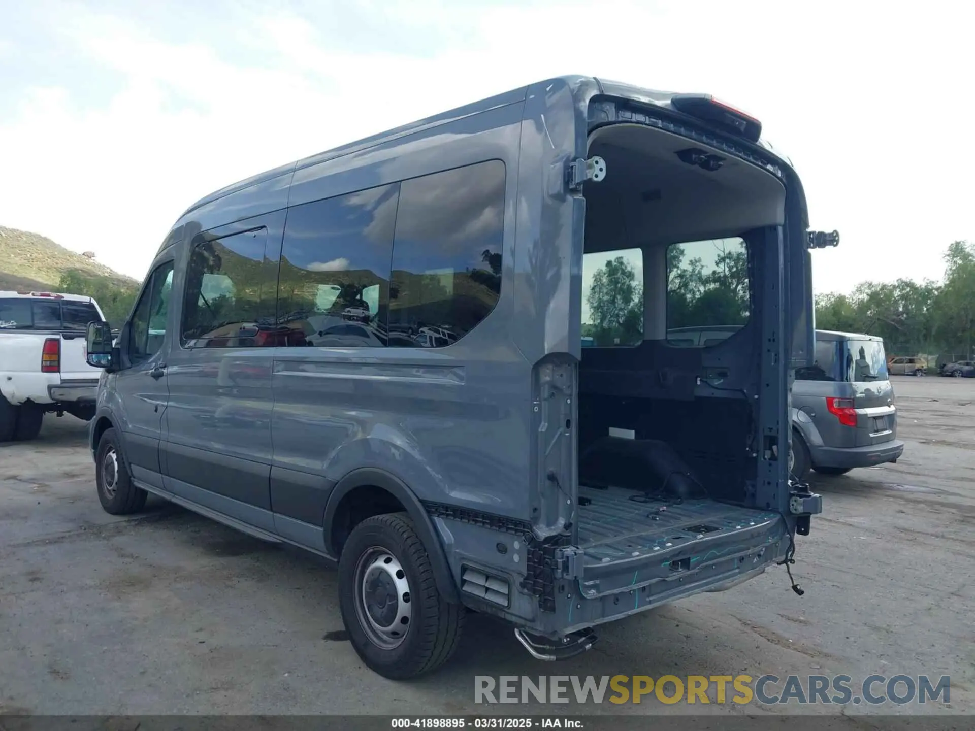 3 fotografías del automóvil dañado 1FBAX2C82PKB58582 FORD TRANSIT-350 PASSENGER VAN 2023