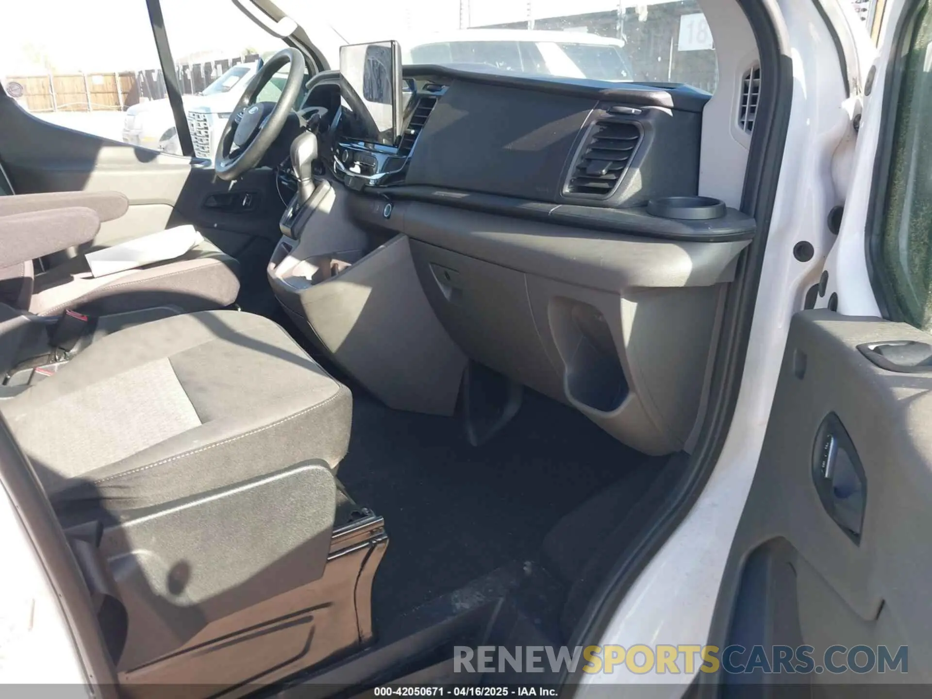 5 fotografías del automóvil dañado 1FBAX2YG2PKA93779 FORD TRANSIT-350 PASSENGER VAN 2023