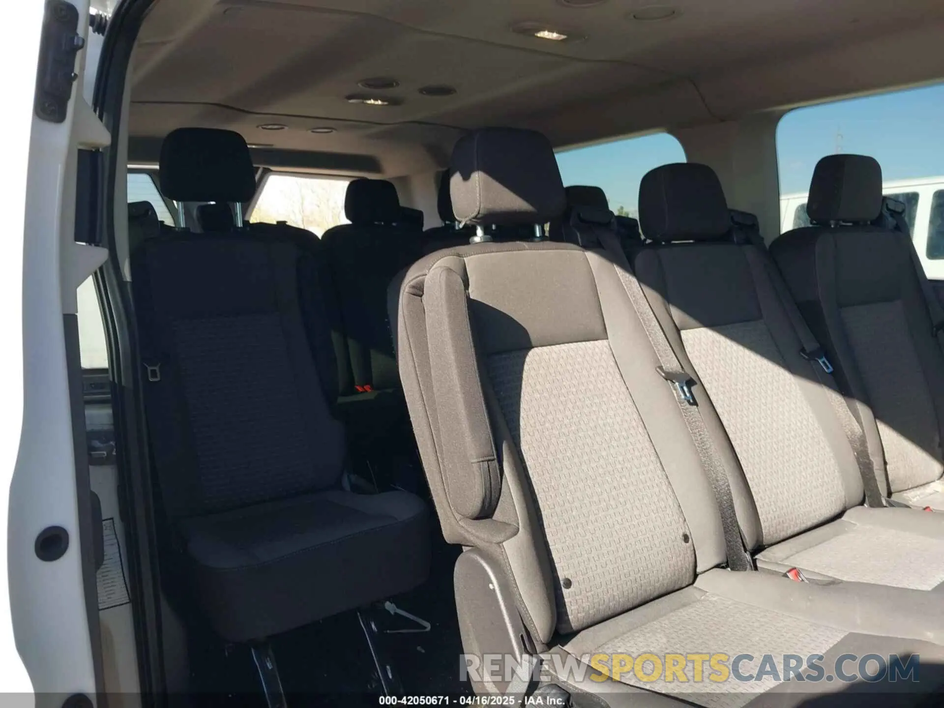 8 fotografías del automóvil dañado 1FBAX2YG2PKA93779 FORD TRANSIT-350 PASSENGER VAN 2023