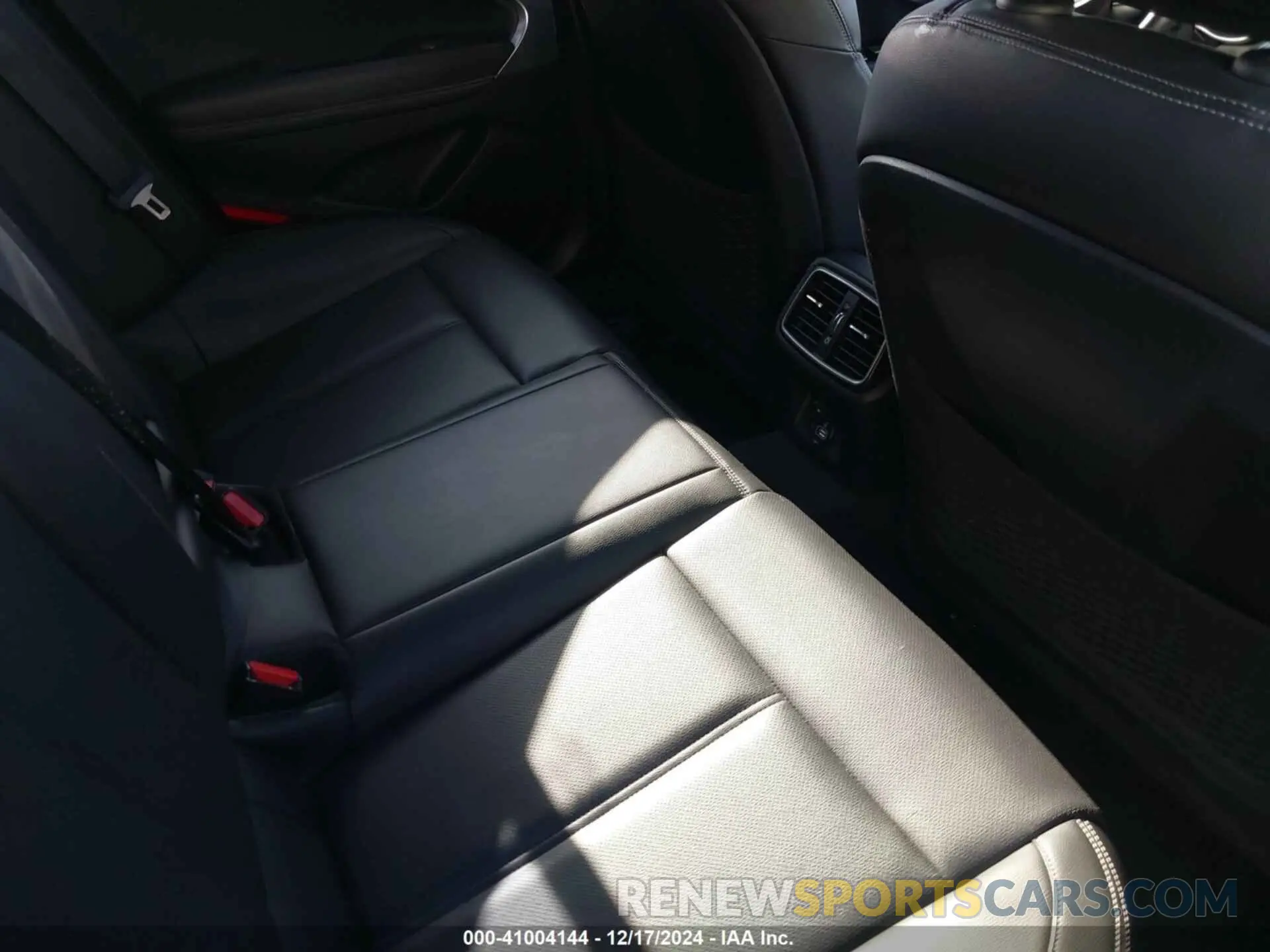 8 fotografías del automóvil dañado KMTG64LA3LU062290 GENESIS G70 2020